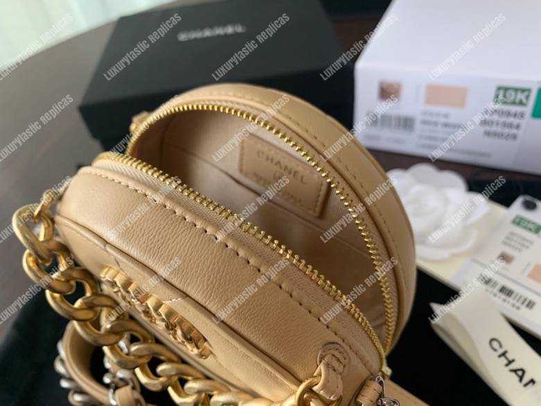 Ch*el 19 clutch with chain beige