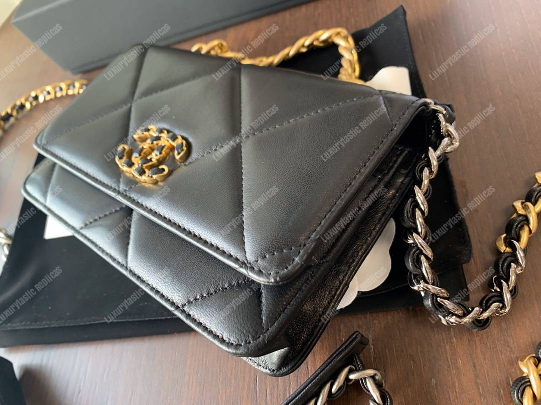 Ch*el 19 wallet on chain black