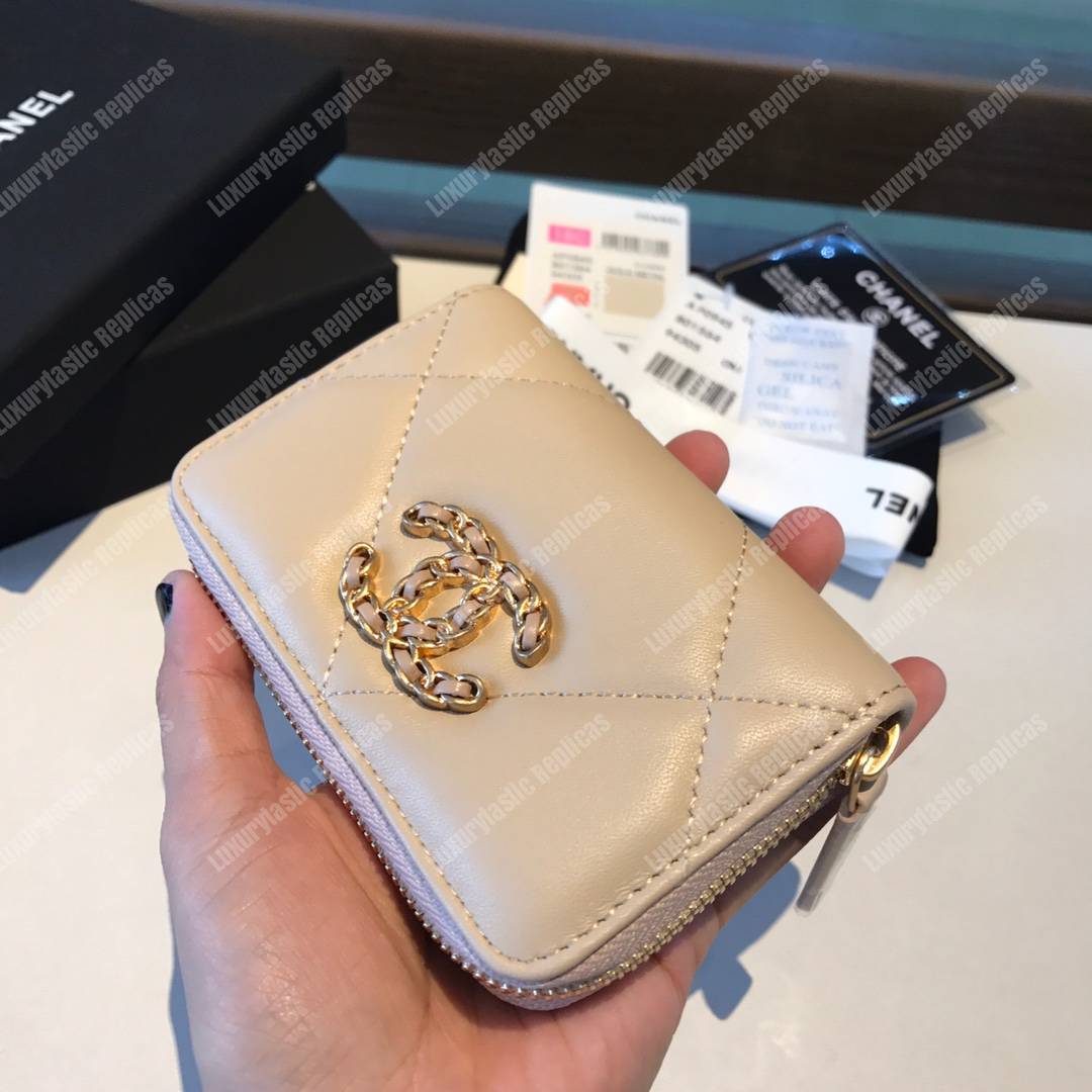 Ch*el 19 zipped coin purse light beige