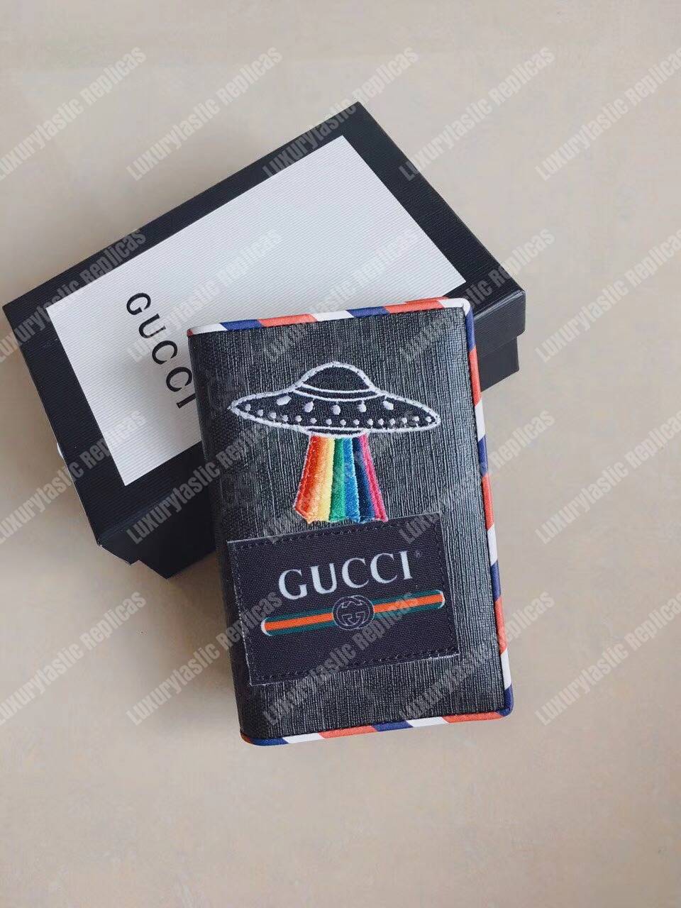 G*u*i courrier gg sup*e passport case black