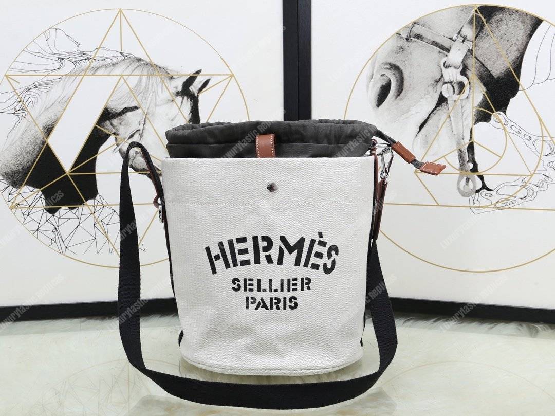 H**mes grooming bag white palladium-plated hardware