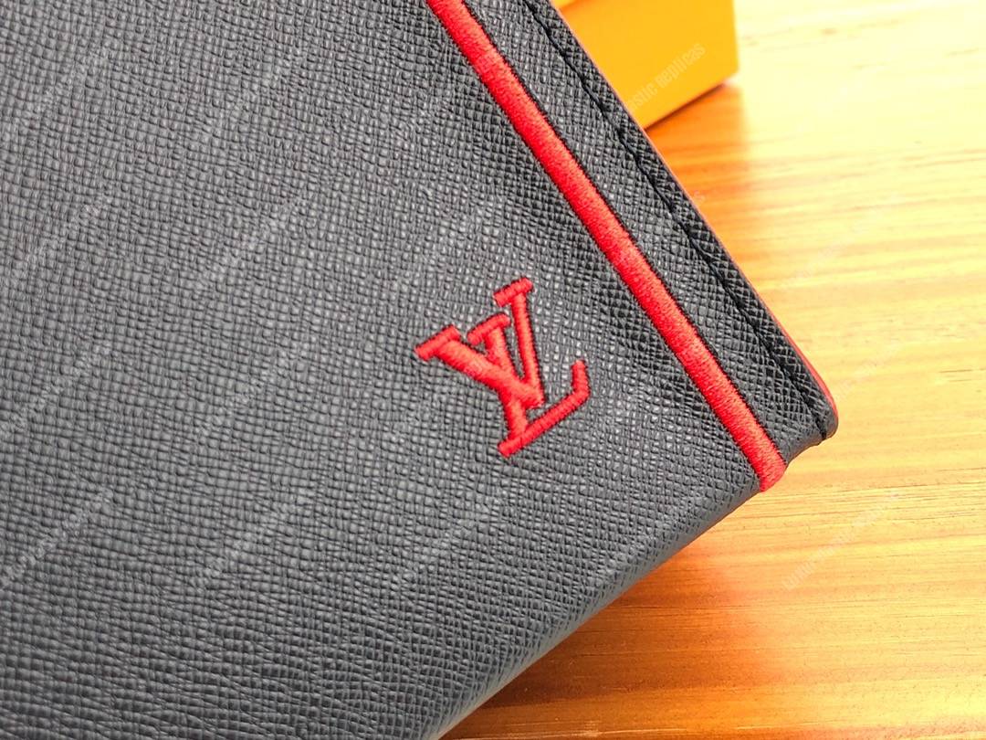 LV Pochette Voyage MM Taiga Leather Bleu marine