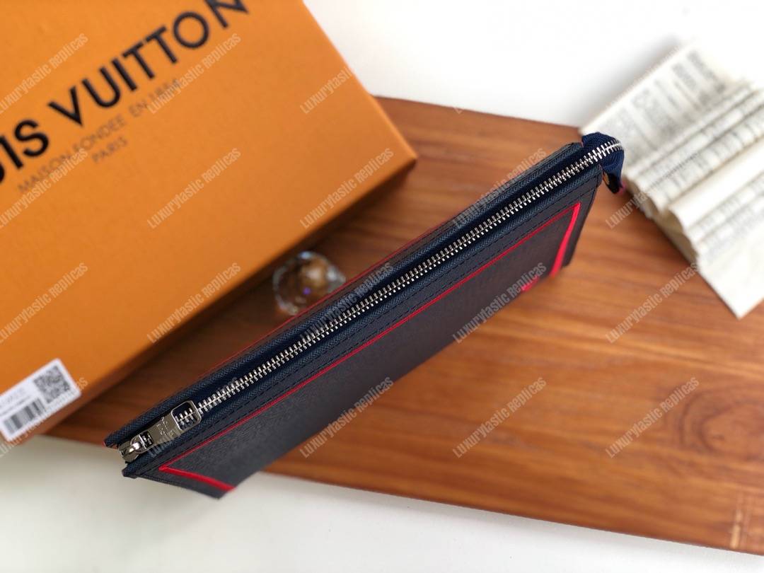 LV Pochette Voyage MM Taiga Leather Bleu marine
