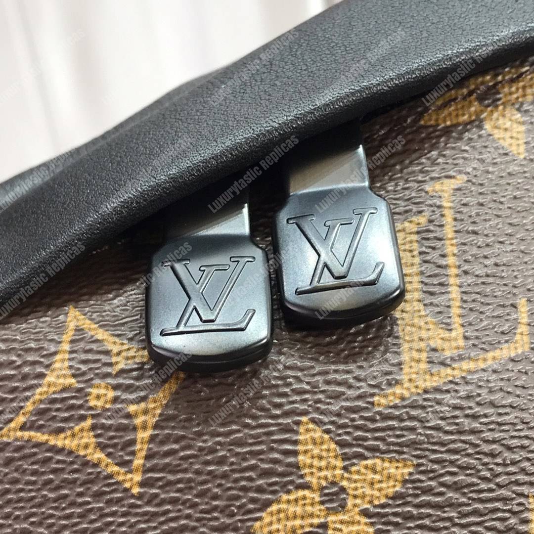 LV Discovery Bumbag Monogram Canvas