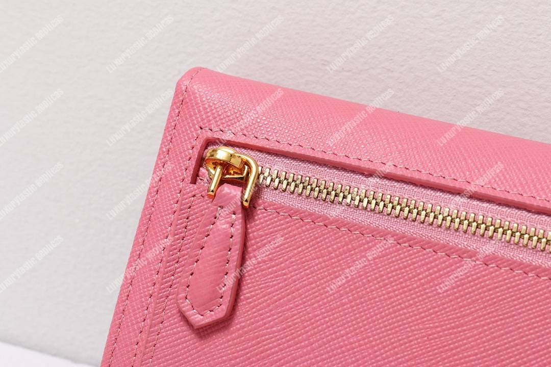 Pra*a leather wallet pink