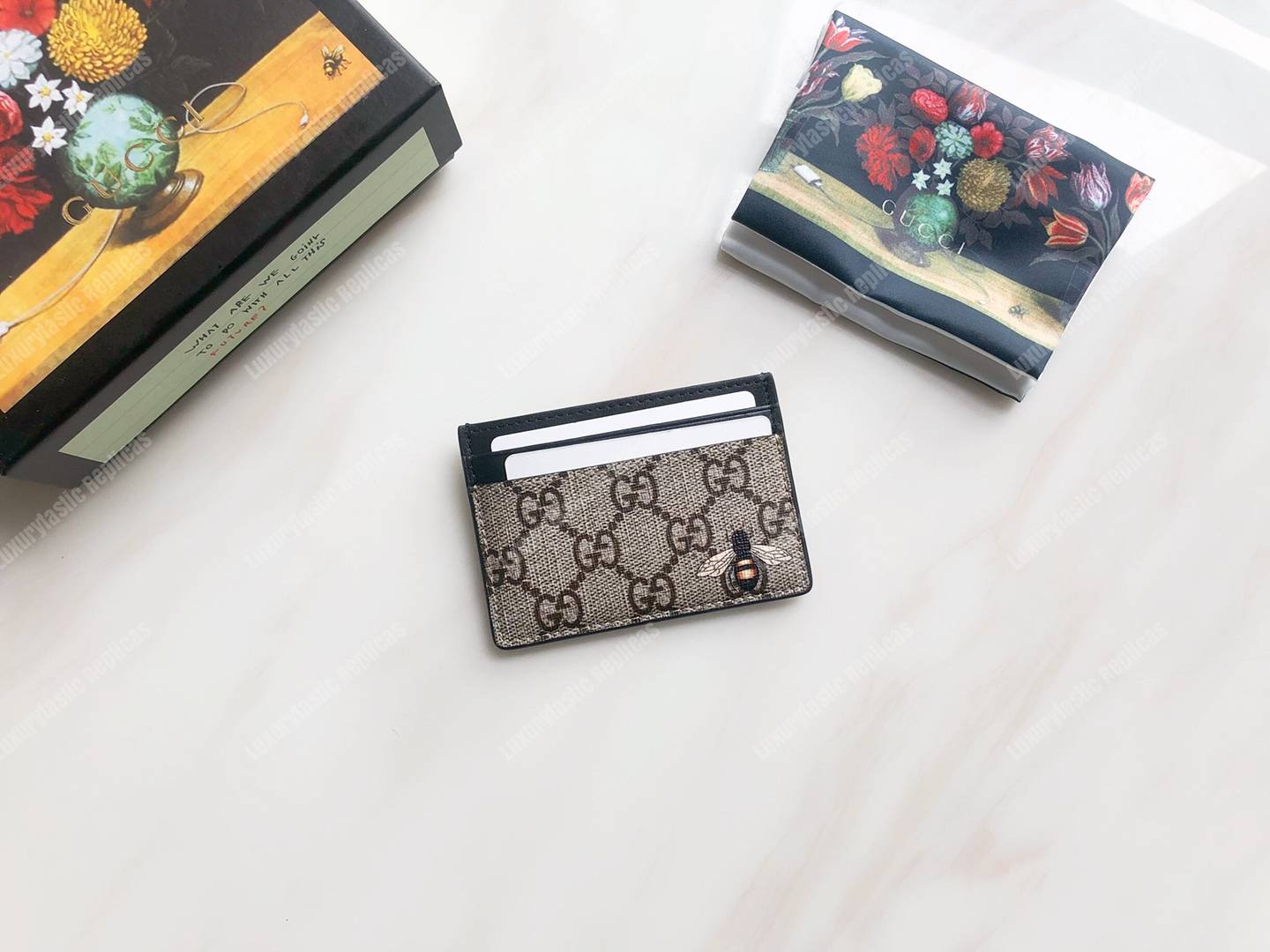 G*u*i bee print gg sup*e card case