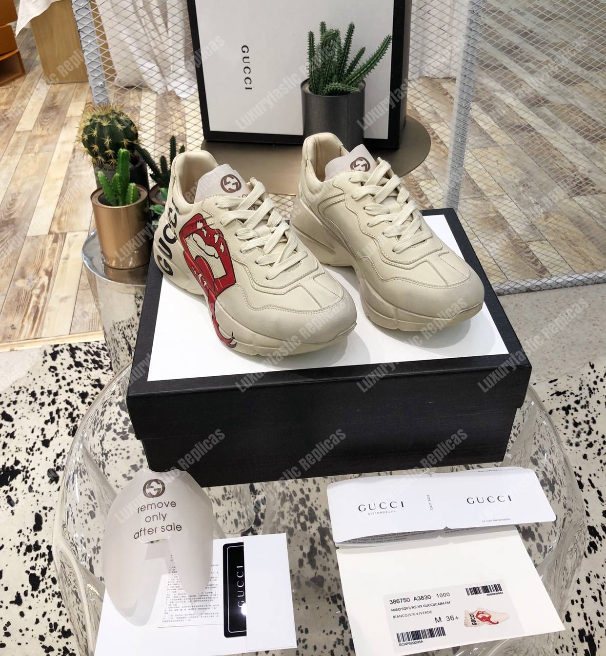 G*u*i rhyton sneaker with mouth print