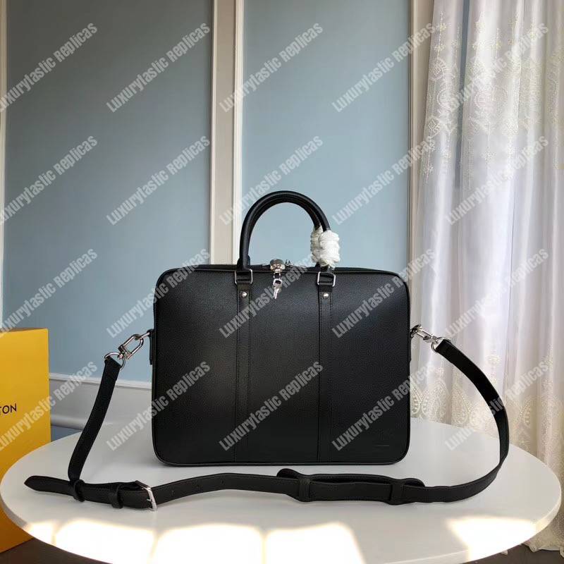 LV Porte-Documents Voyage PM Taiga Leather Noir