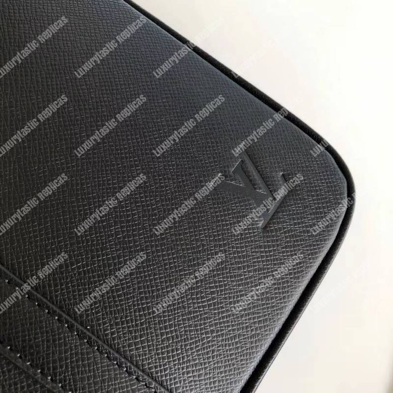 LV Porte-Documents Voyage PM Taiga Leather Noir