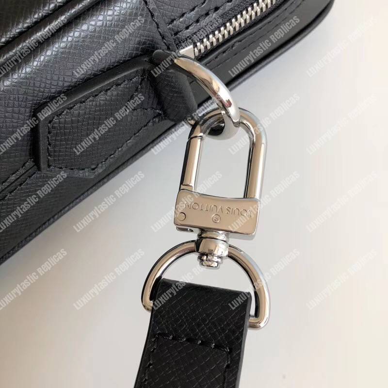 LV Porte-Documents Voyage PM Taiga Leather Noir