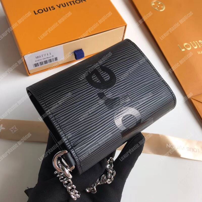 l**is V*t*n x sup*e rivets chain wallet epi canvas black