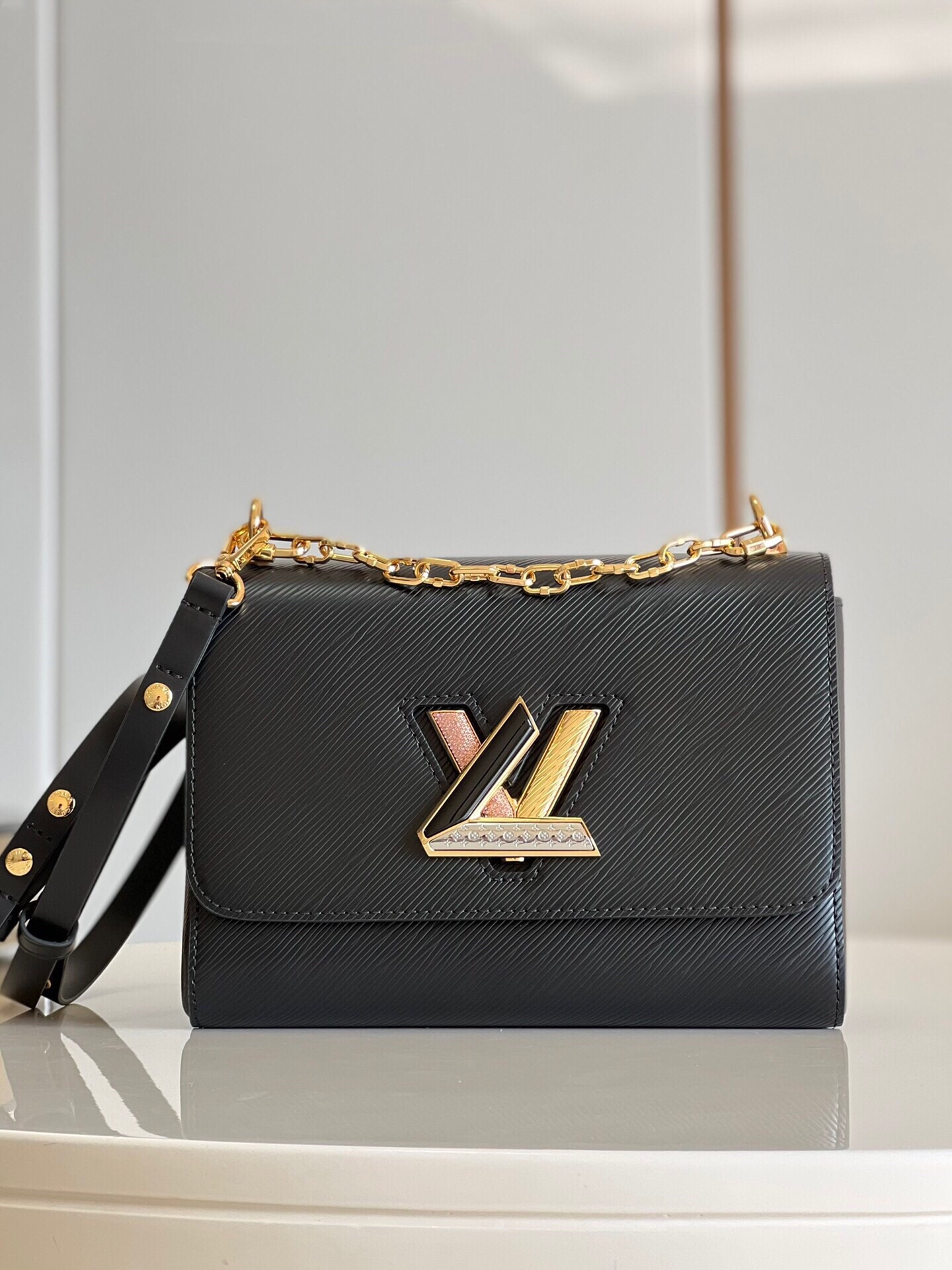 l**is V*t*n twist mm black m21031