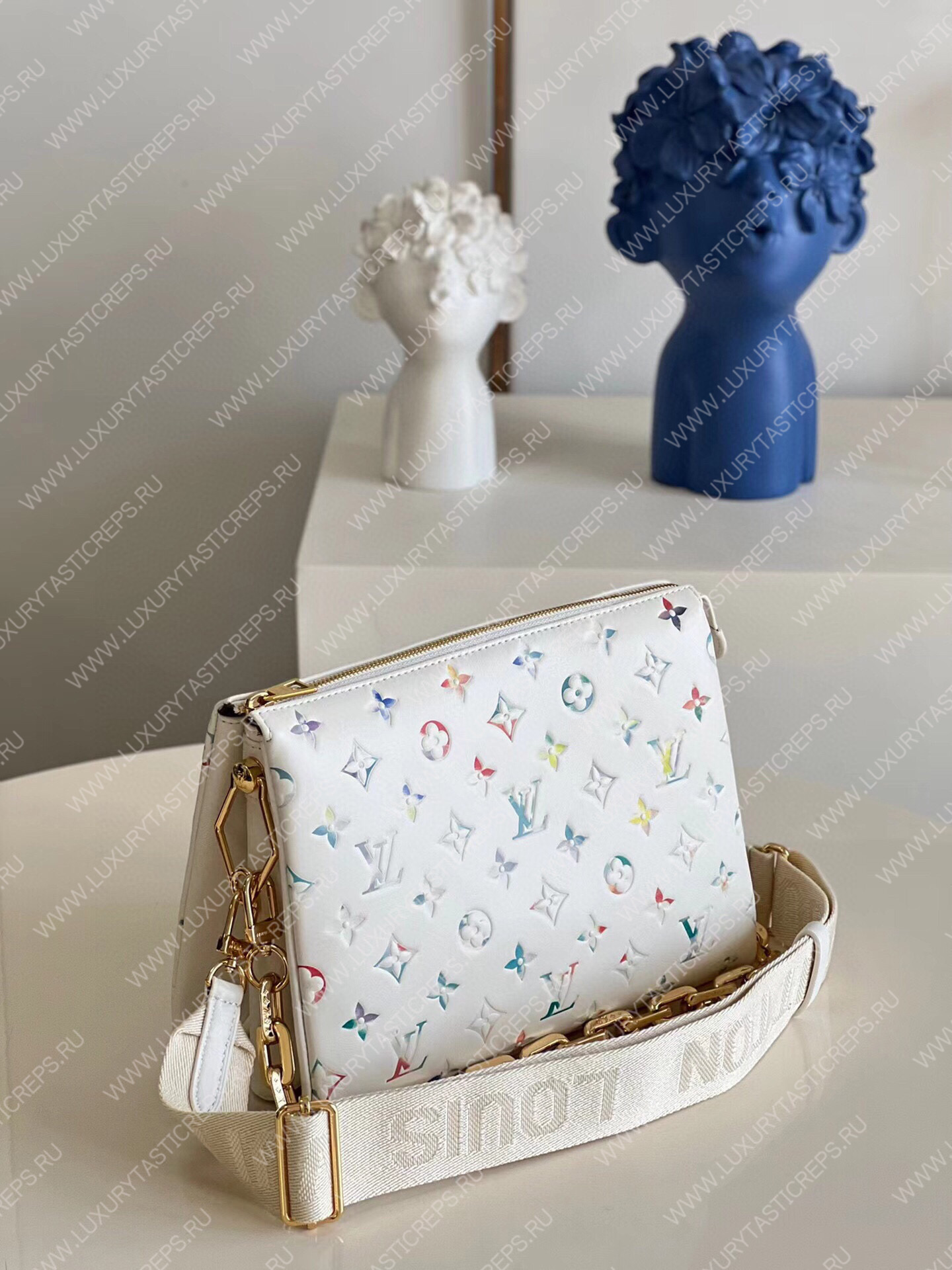 l**is V*t*n coussin pm white m57793