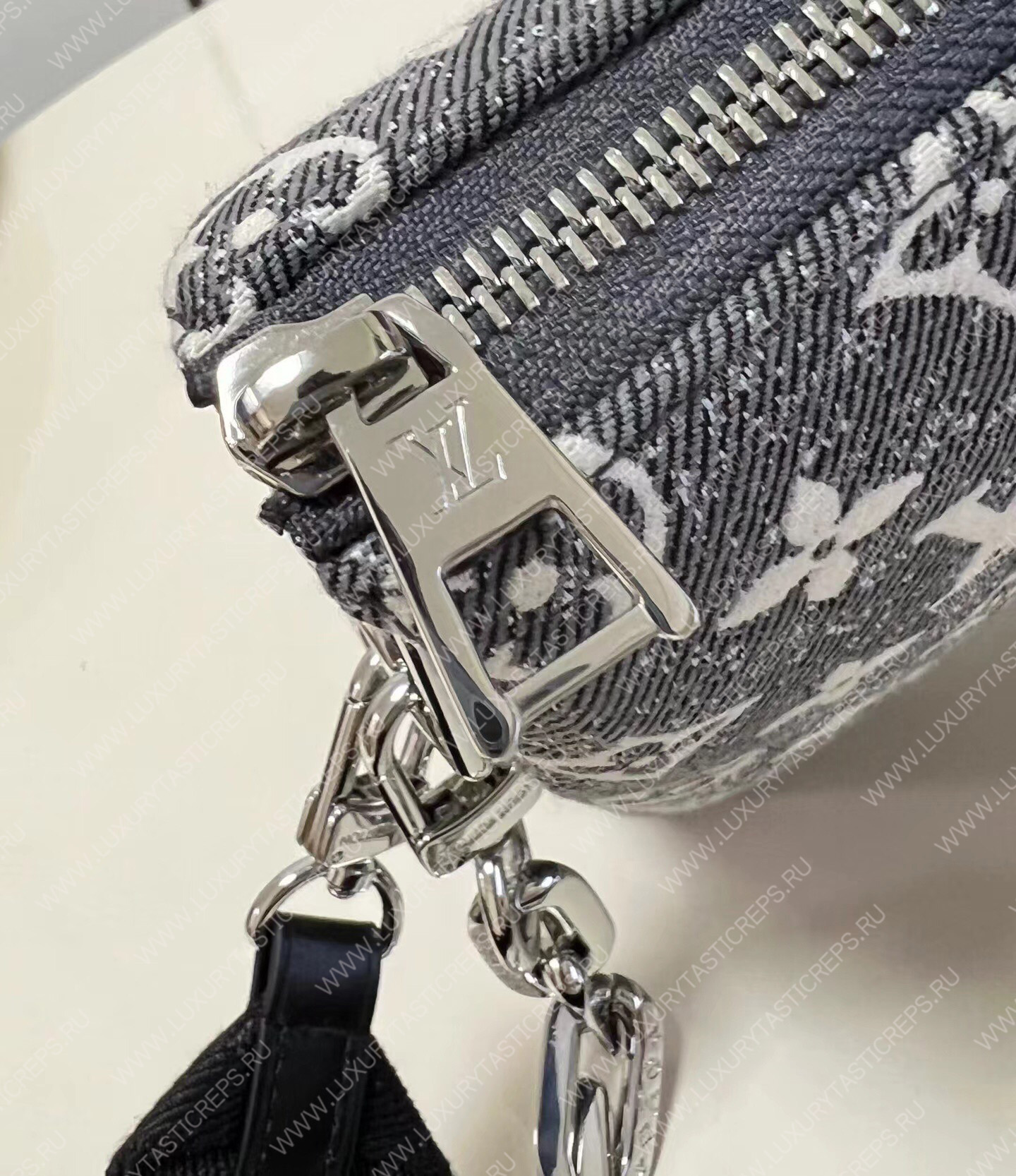 l**is V*t*n coussin pm grey m57793