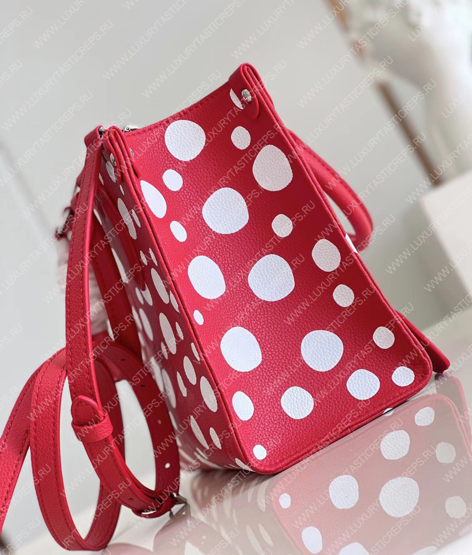 l**is V*t*n lv x yk onthego pm​ red and white m46412