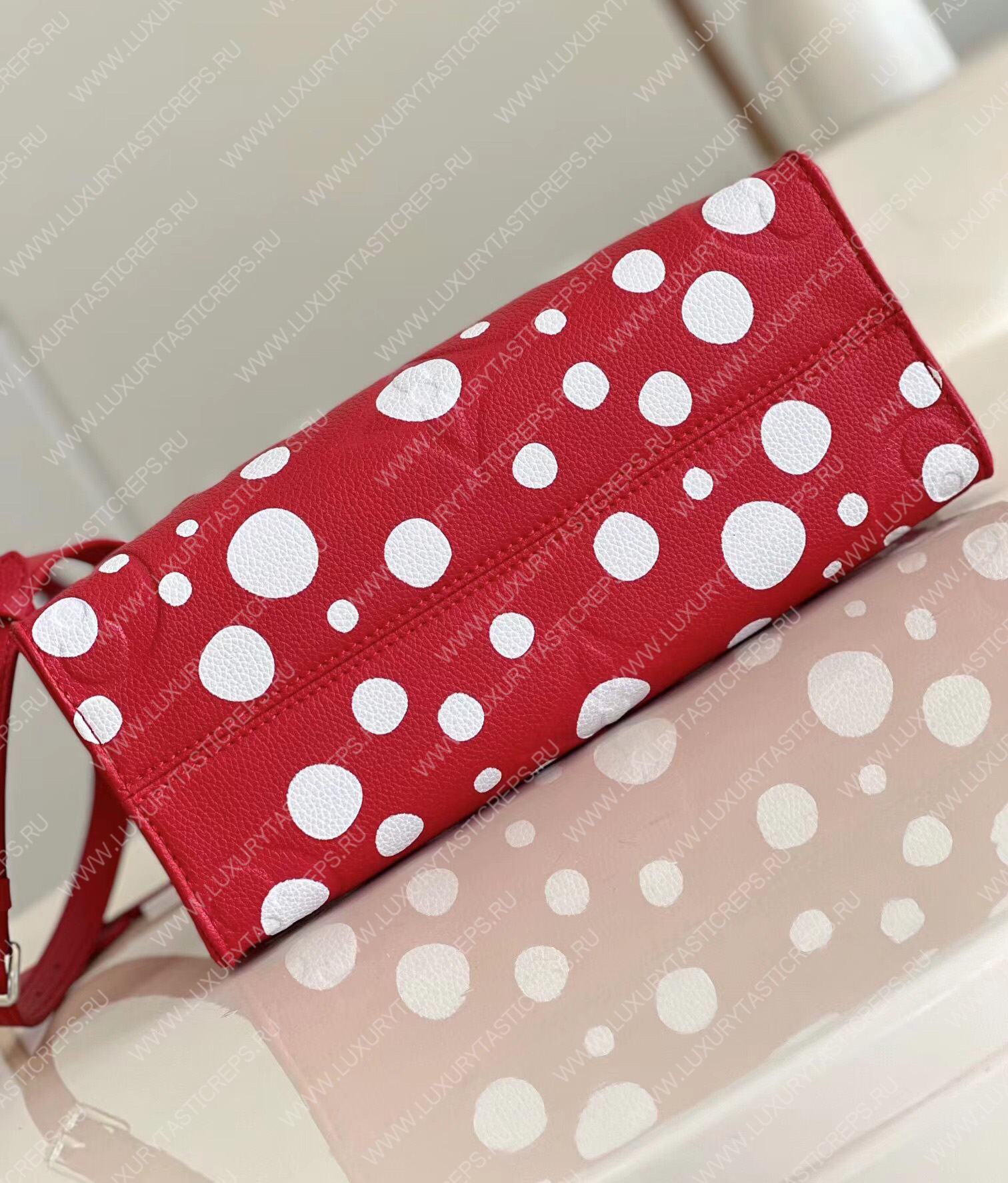 l**is V*t*n lv x yk onthego pm​ red and white m46412