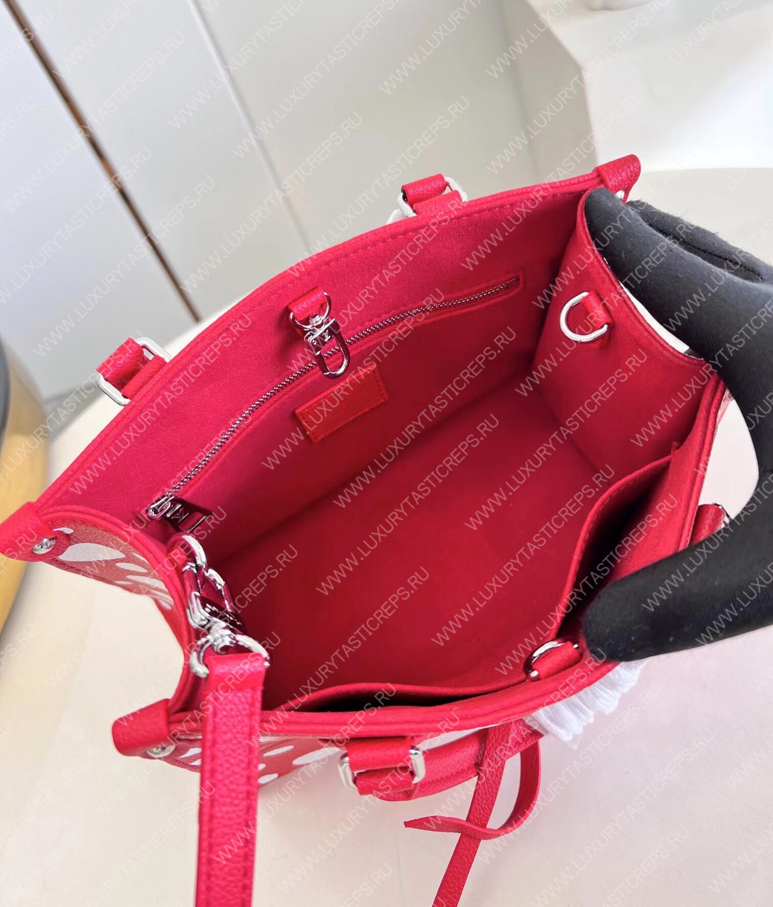 l**is V*t*n lv x yk onthego pm​ red and white m46412