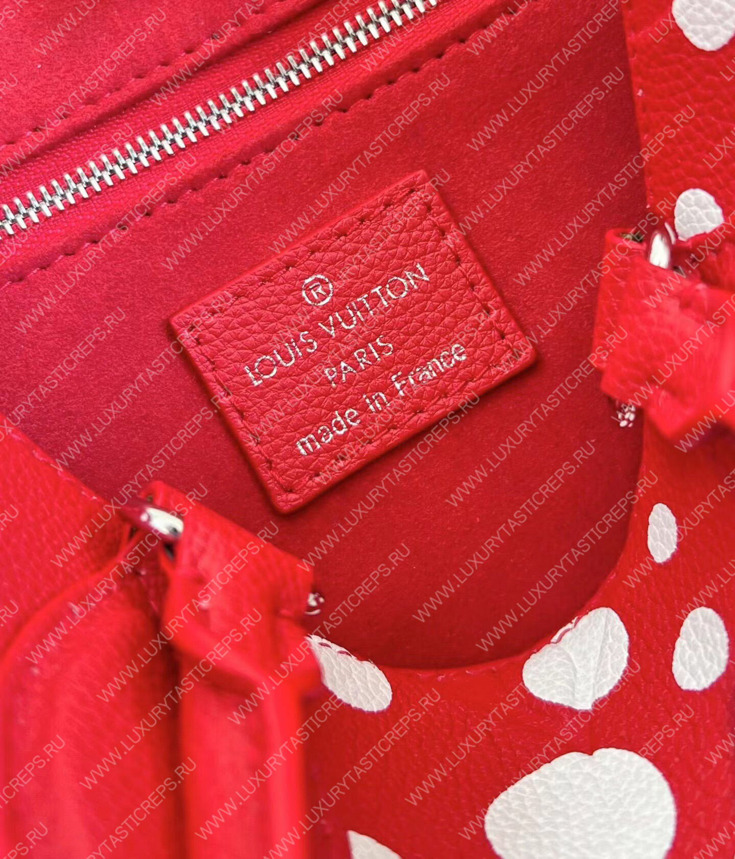 l**is V*t*n lv x yk onthego pm​ red and white m46412