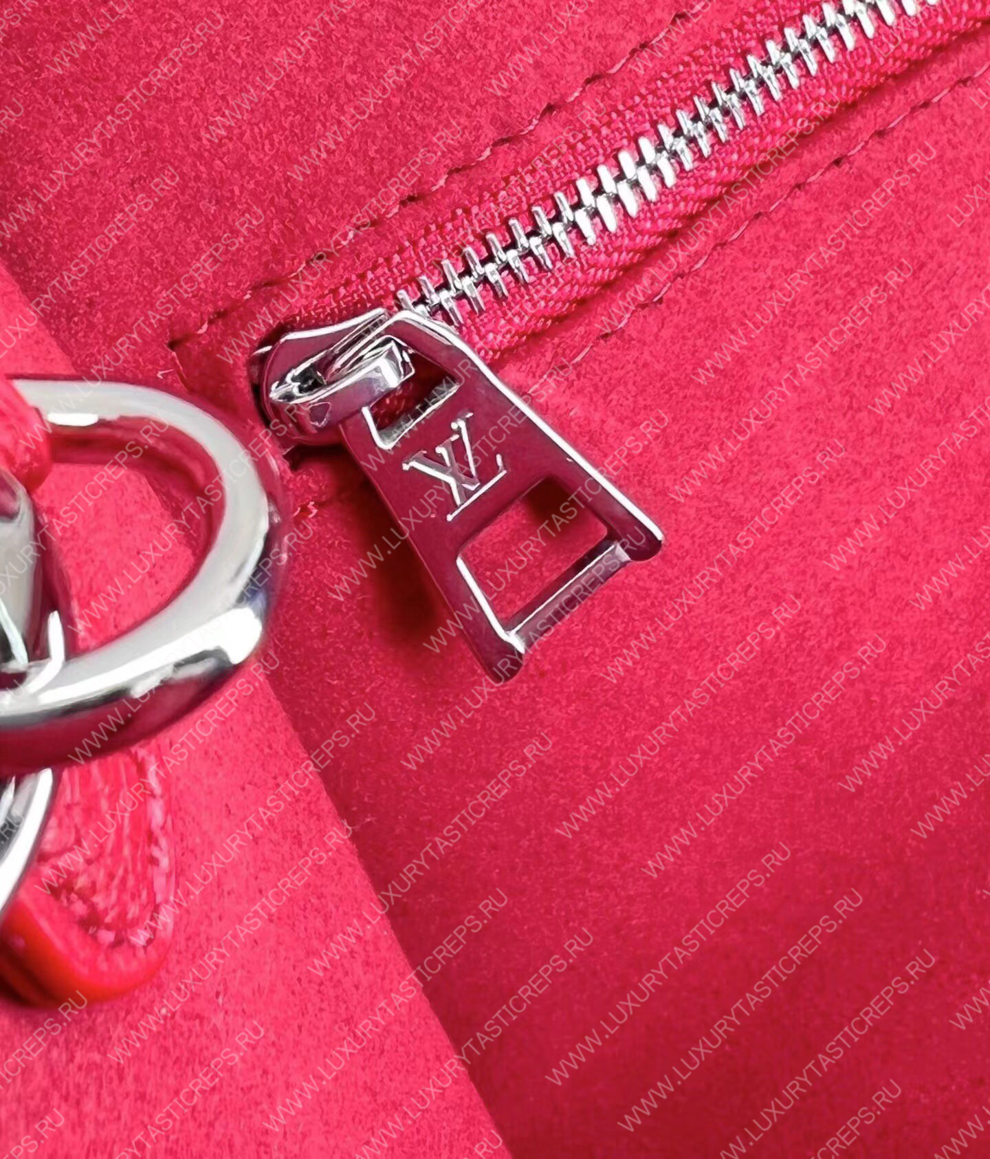 l**is V*t*n lv x yk onthego pm​ red and white m46412