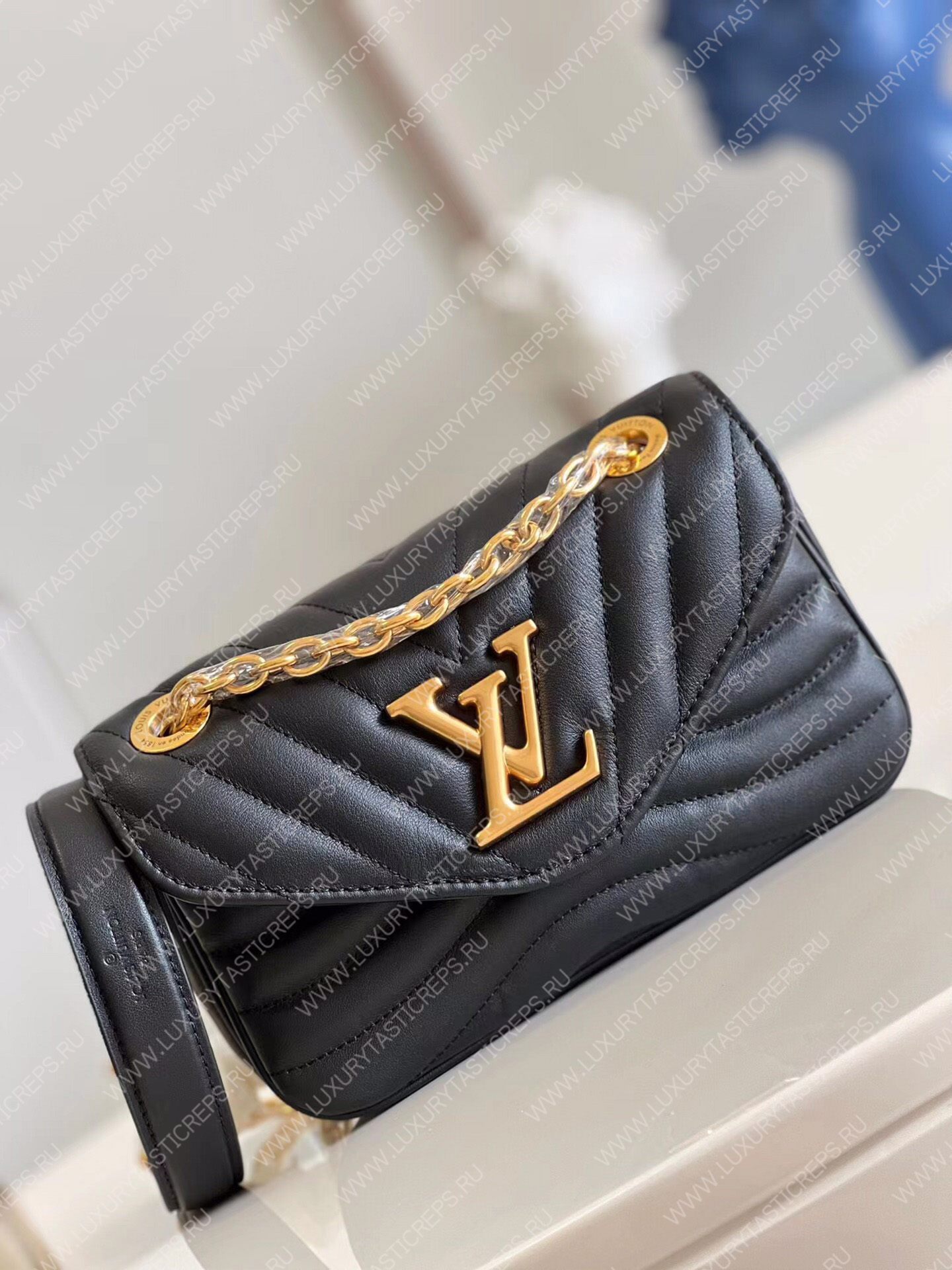 l**is V*t*n new wave chain bag pm black m20687