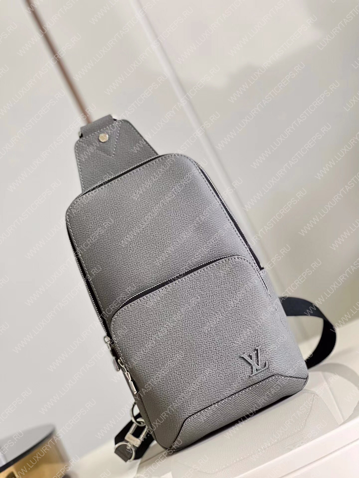 l**is V*t*n avenue sling bag glacier m30859