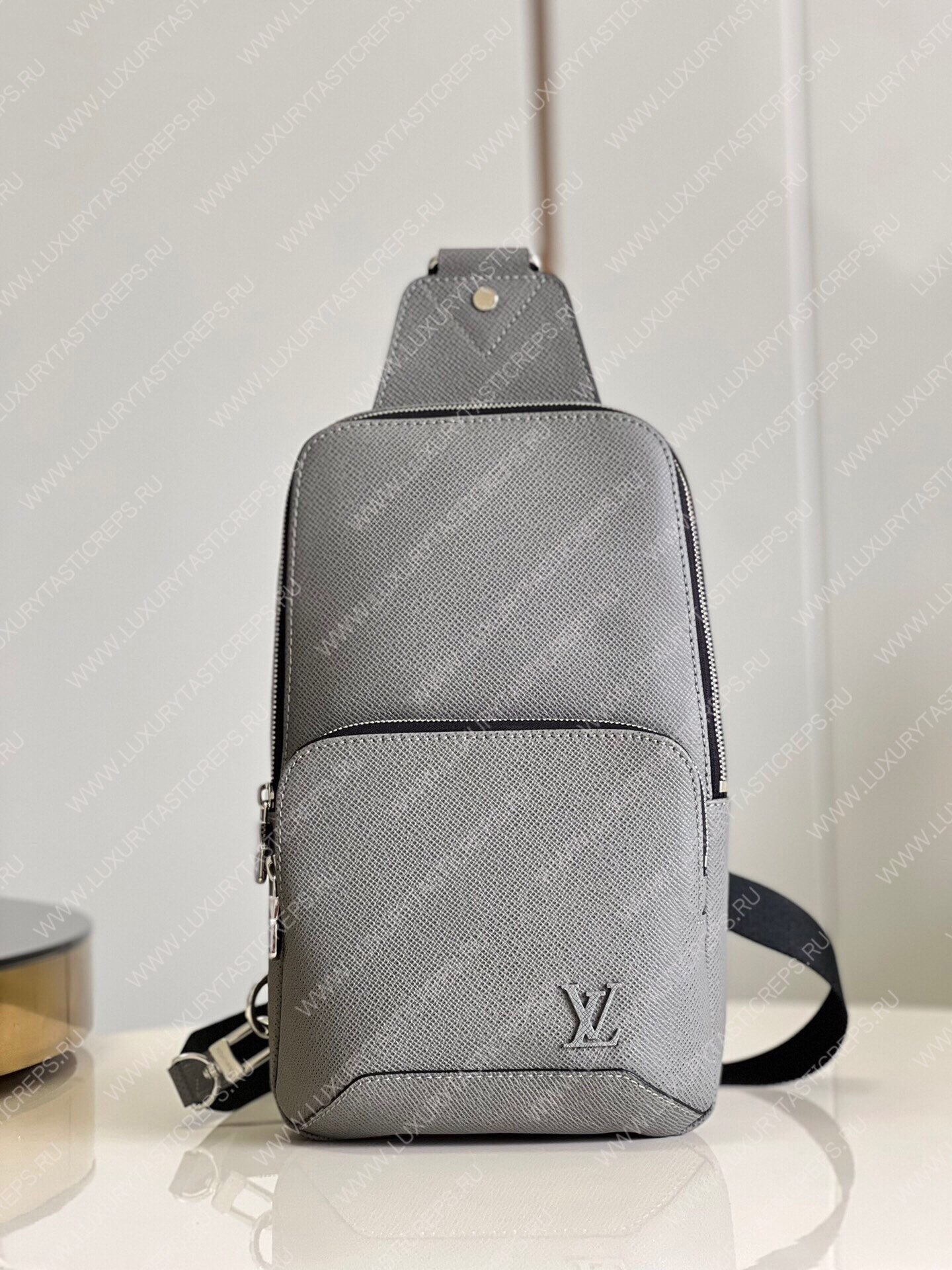 l**is V*t*n avenue sling bag glacier m30859