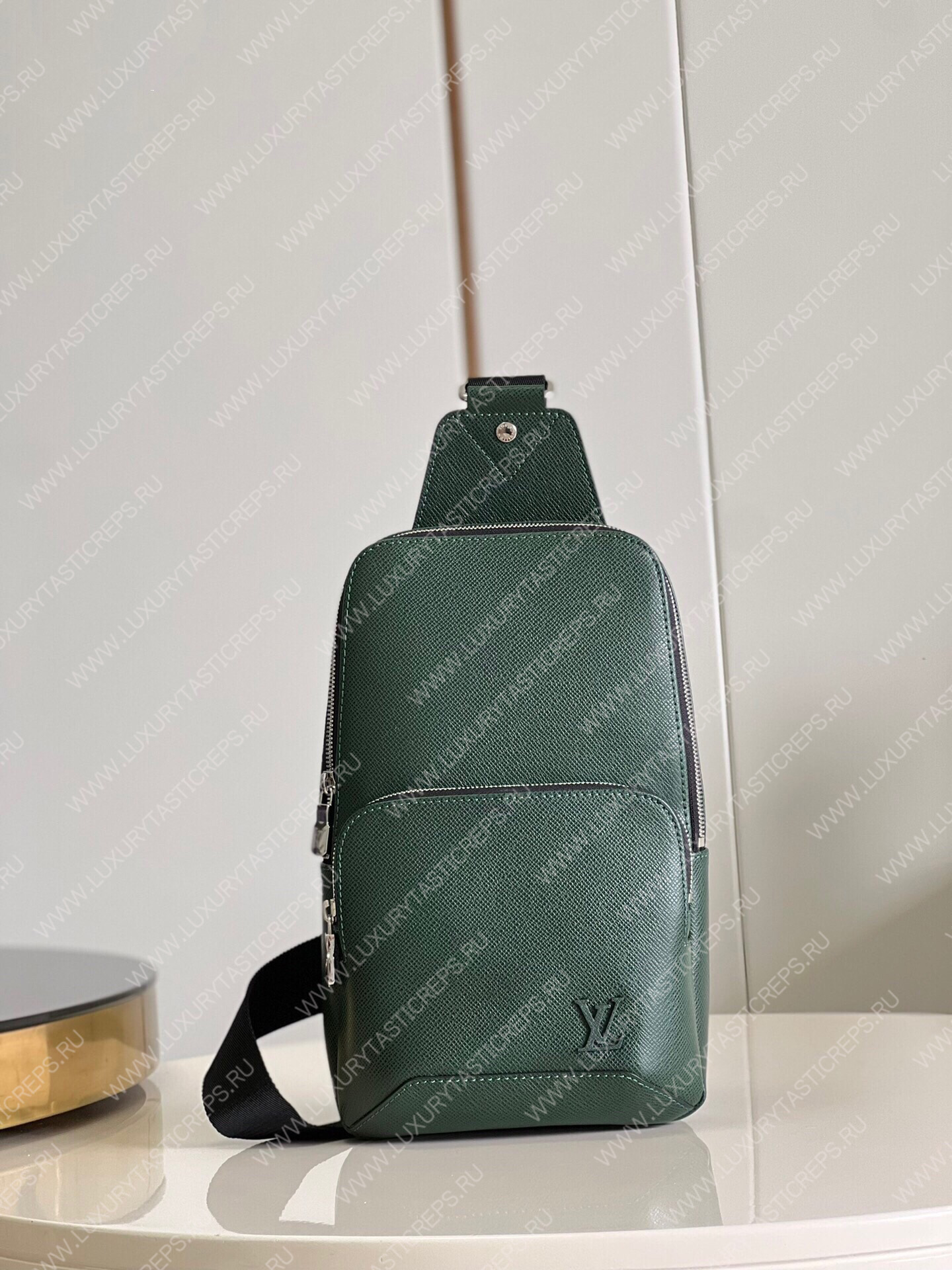 l**is V*t*n avenue sling bag green m30860