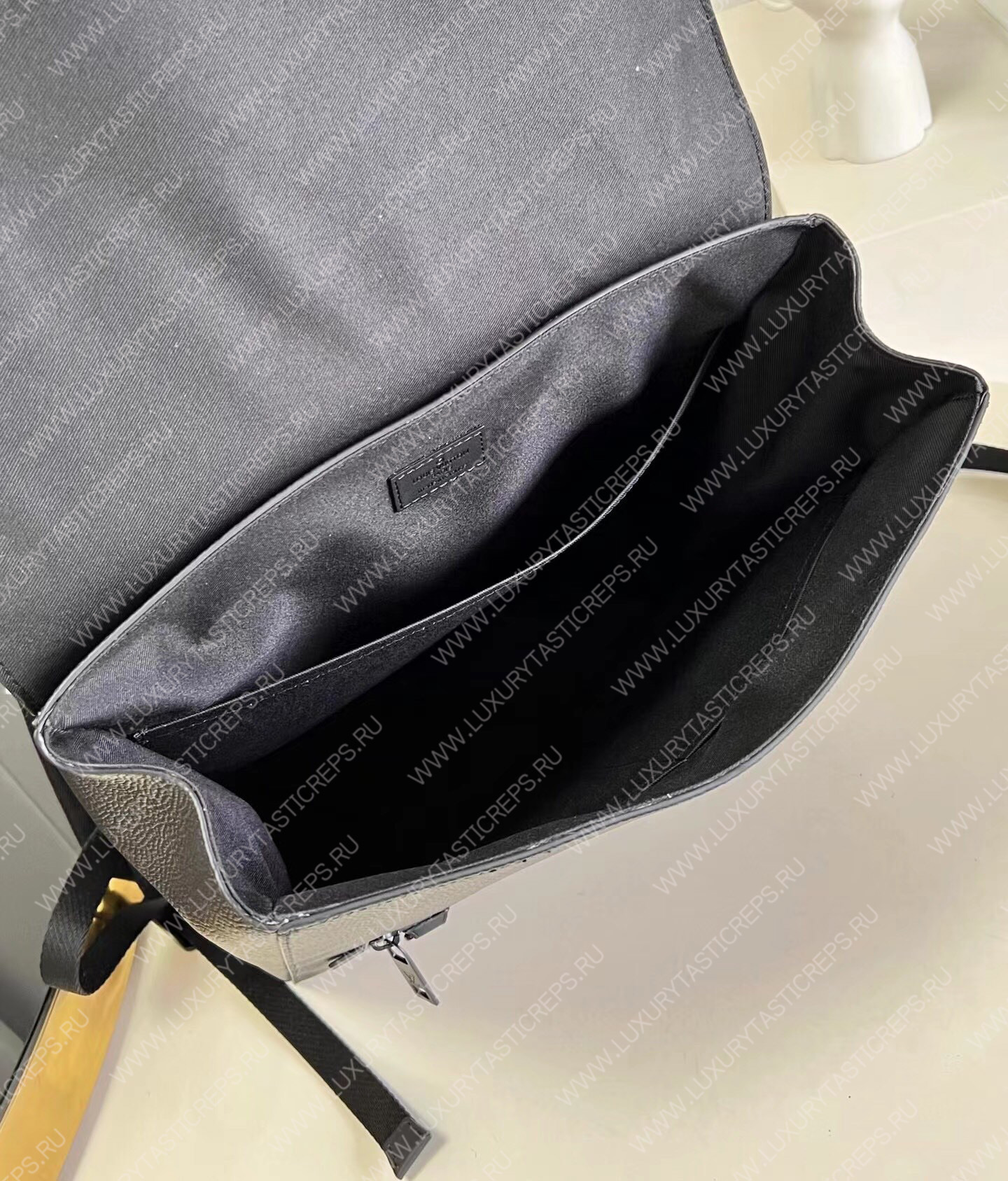 l**is V*t*n fastline backpack black m21367