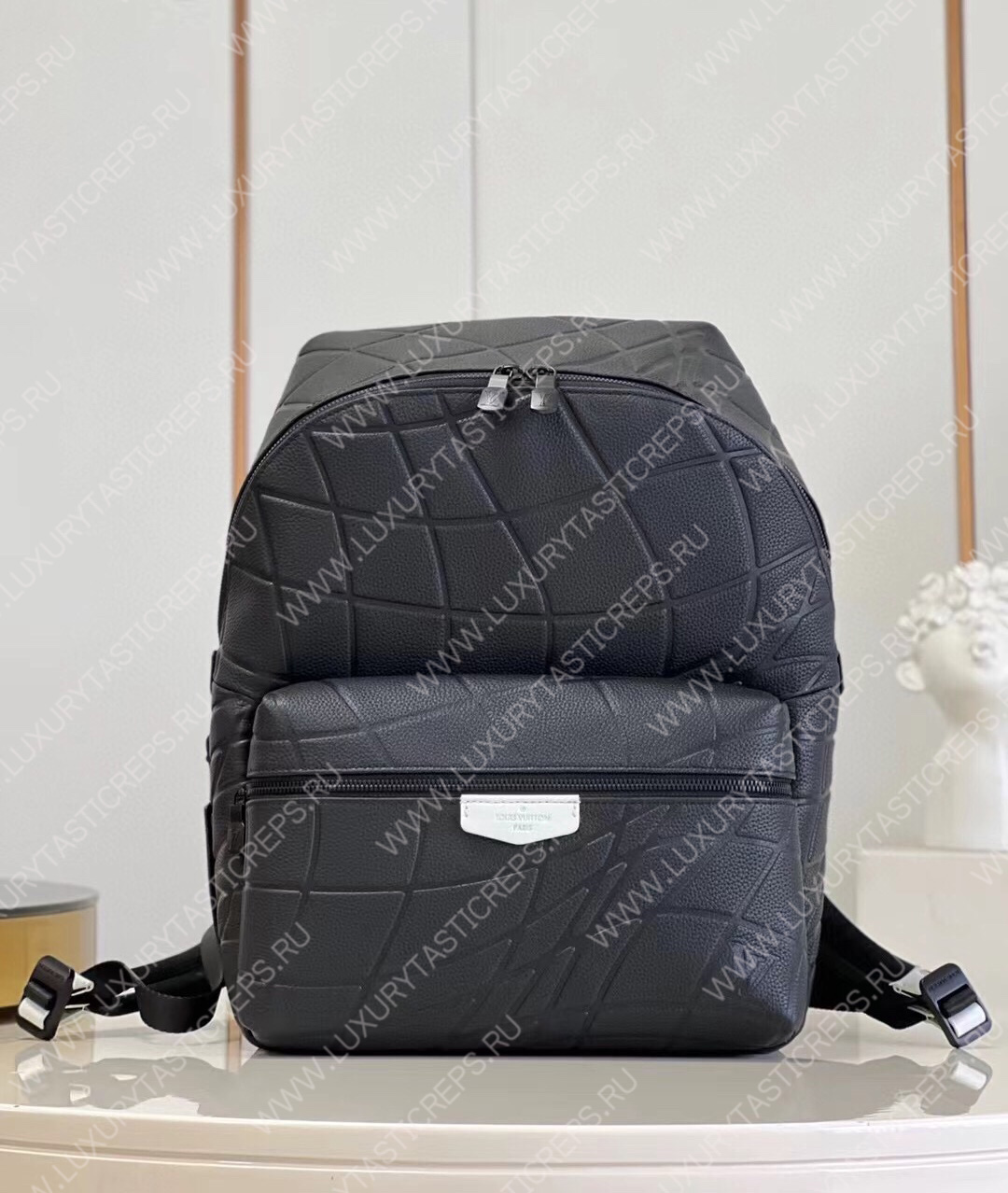 l**is V*t*n discovery backpack black m21391