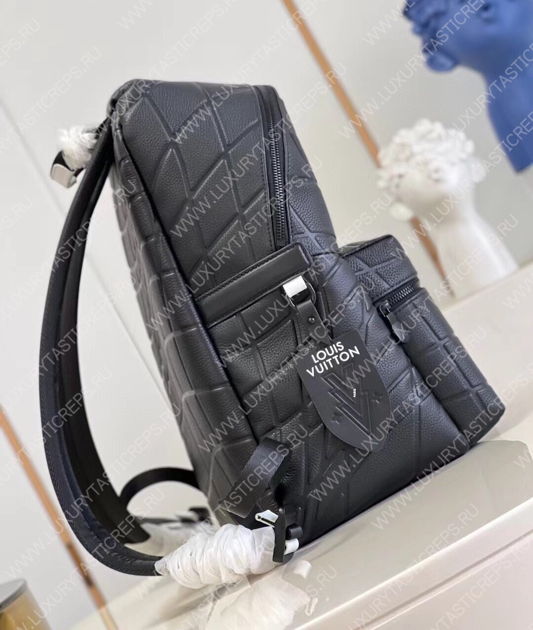 l**is V*t*n discovery backpack black m21391