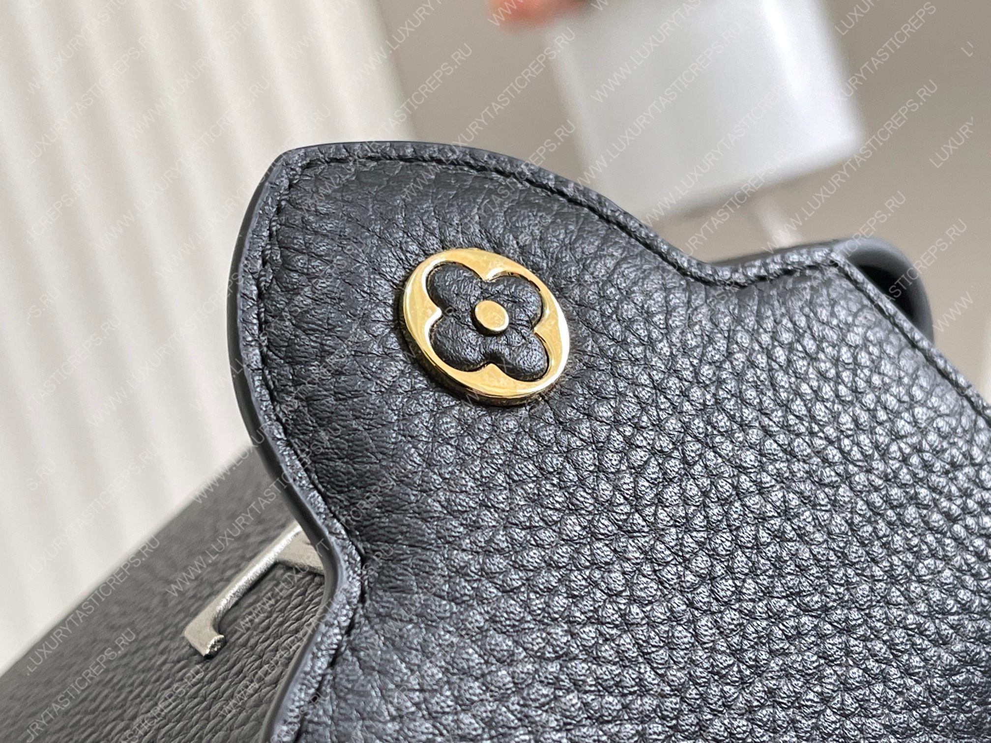 l**is V*t*n capucines mm black m21121