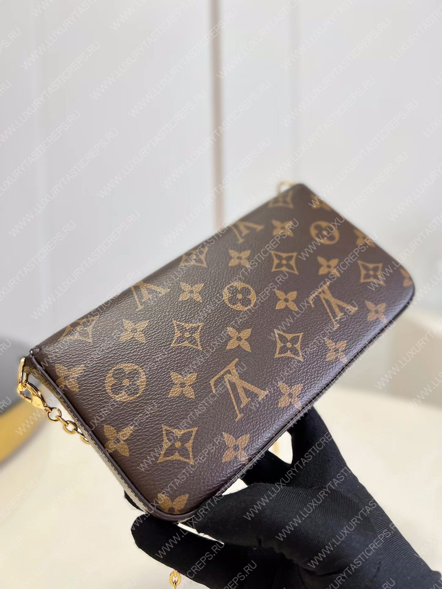 l**is V*t*n fÉlicie pochette cerise red m81545