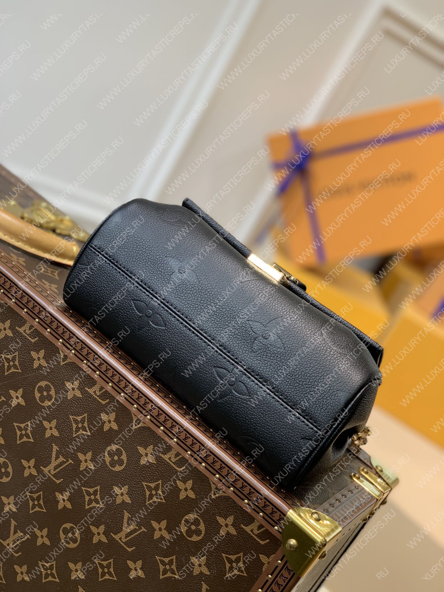 l**is V*t*n favorite black m45813