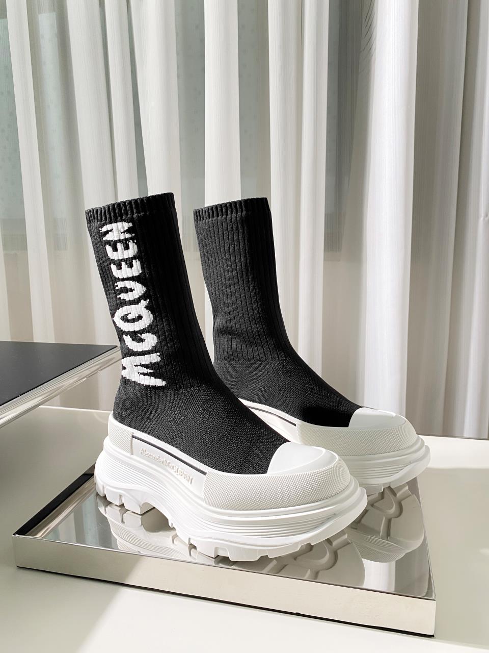 ALEXANDER MCQUEEN GRAFFITI KNIT TREAD SLICK BOOT BLACK AMD WHITE 705671W4TV19787