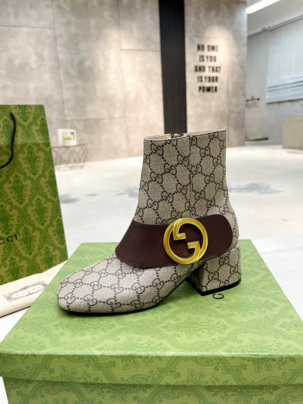 G*u*i ankle boot beige 701706