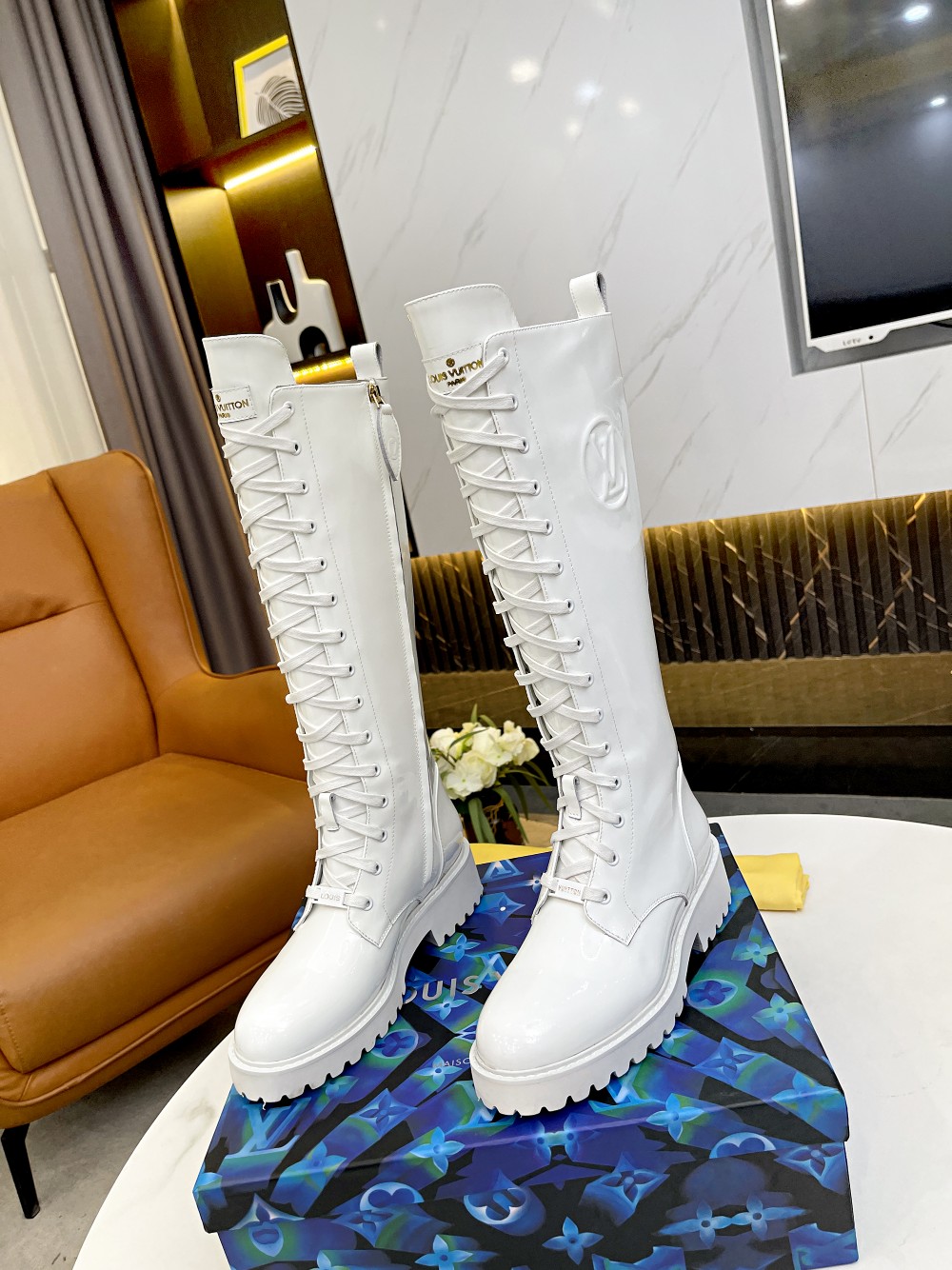l**is V*t*n territory flat high ranger white 1aac6t