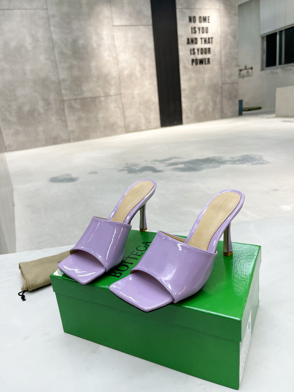 bo*te*ga Ve*ne*ta strech mule purple 610538v