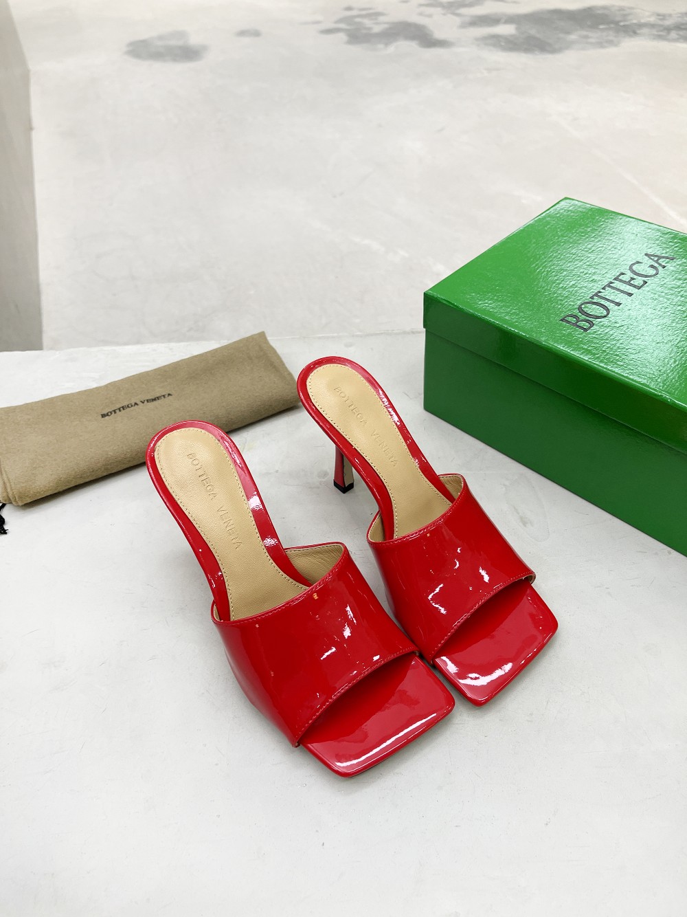 bo*te*ga Ve*ne*ta strech mule red 610538v