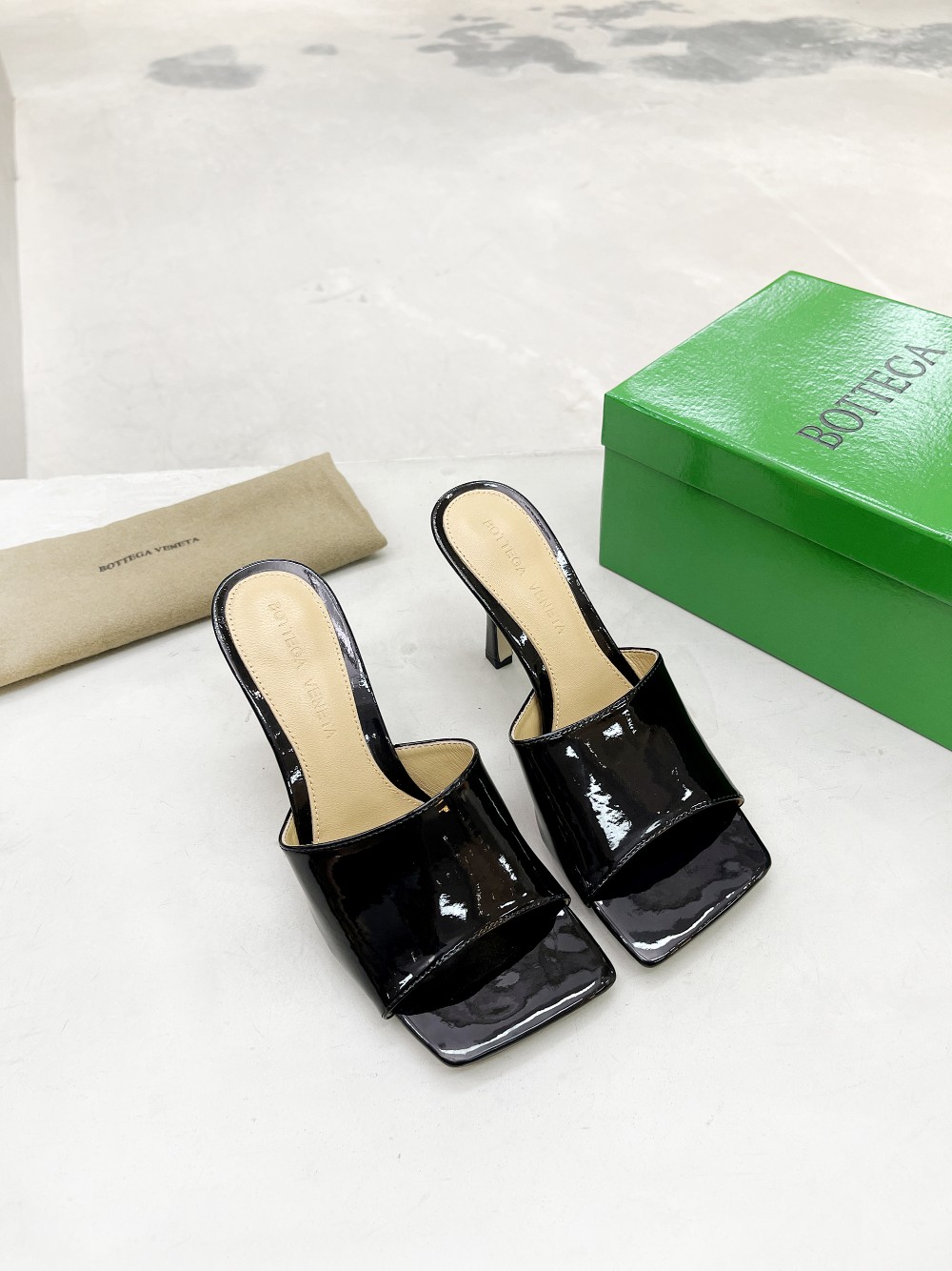 bo*te*ga Ve*ne*ta strech mule black 610538v