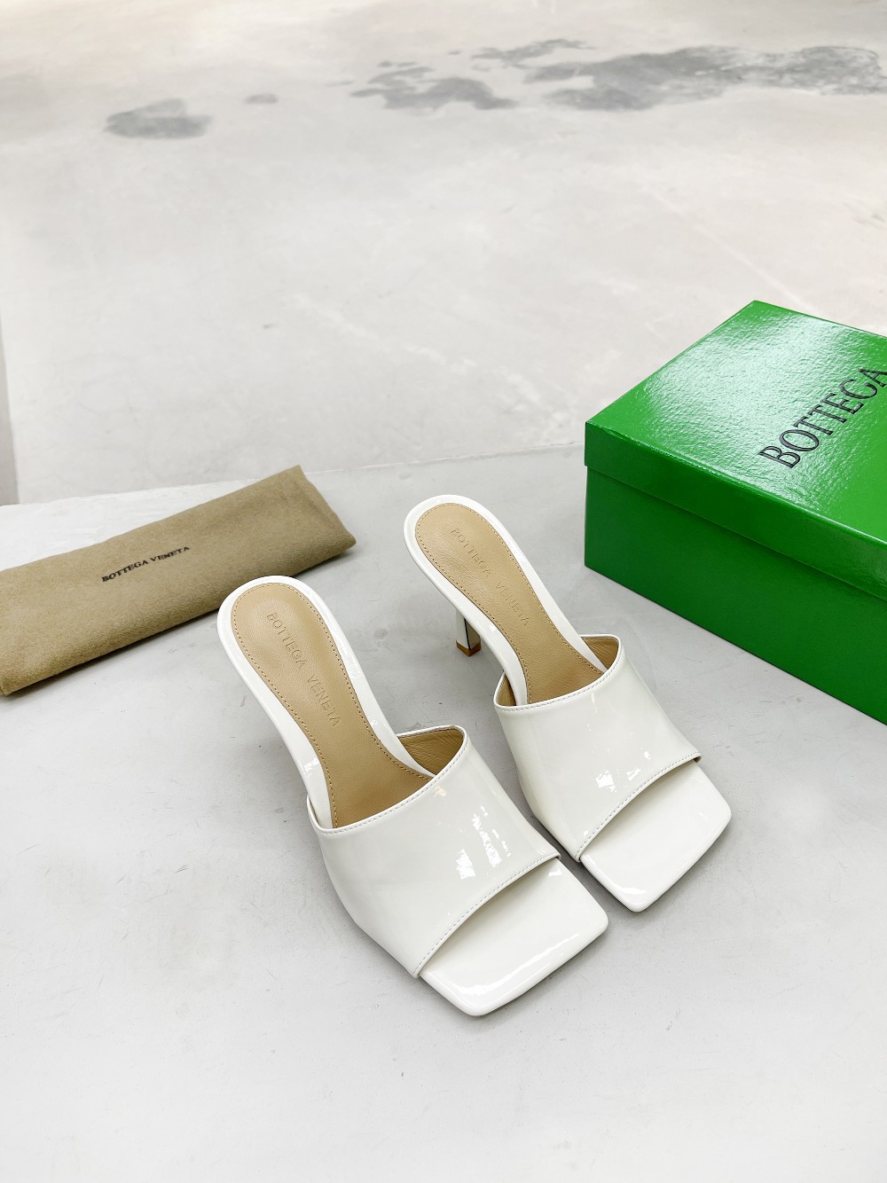 bo*te*ga Ve*ne*ta strech mule white 610538v