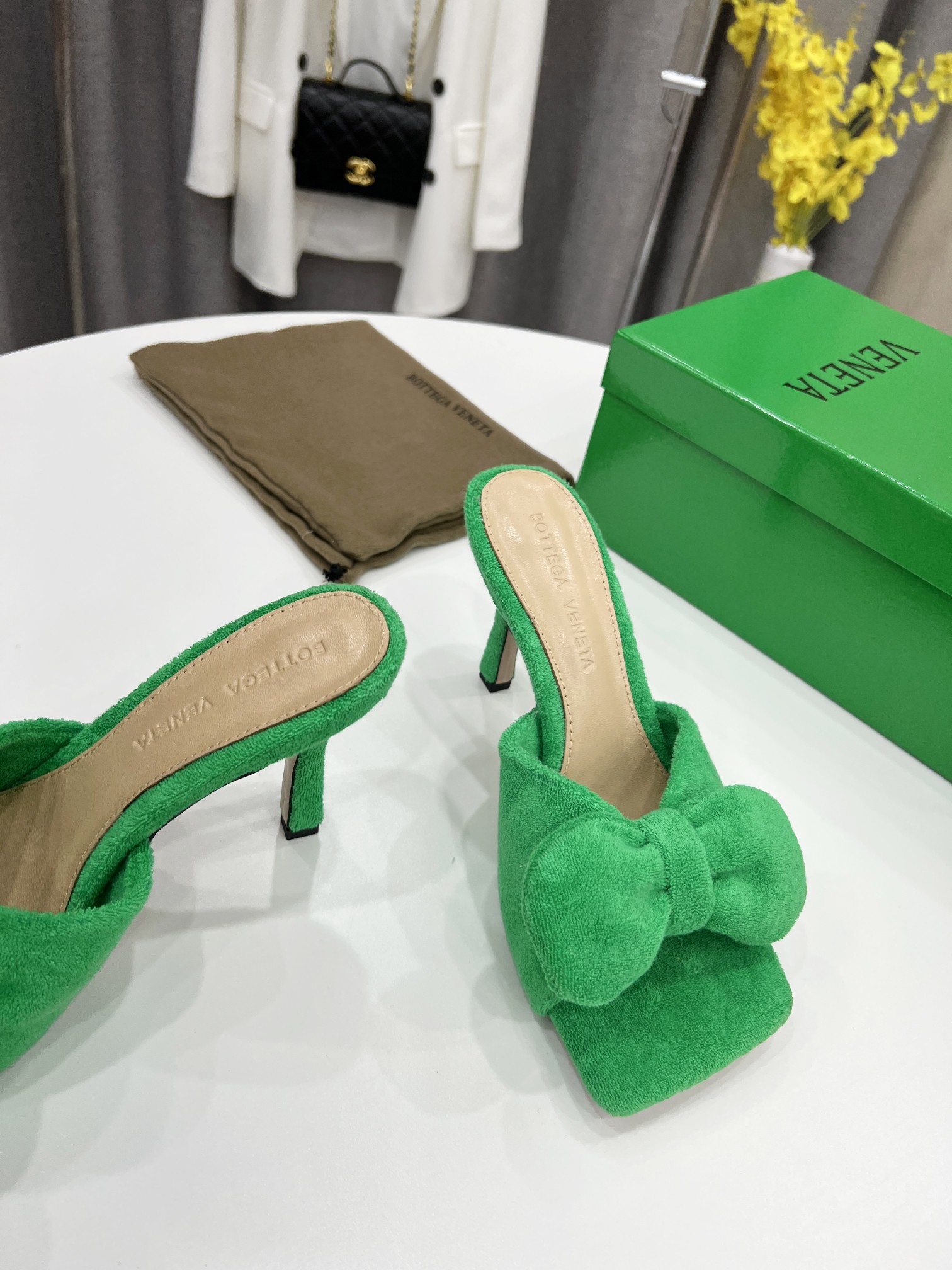 bo*te*ga Ve*ne*ta bow detailed heeled slides green 690025v
