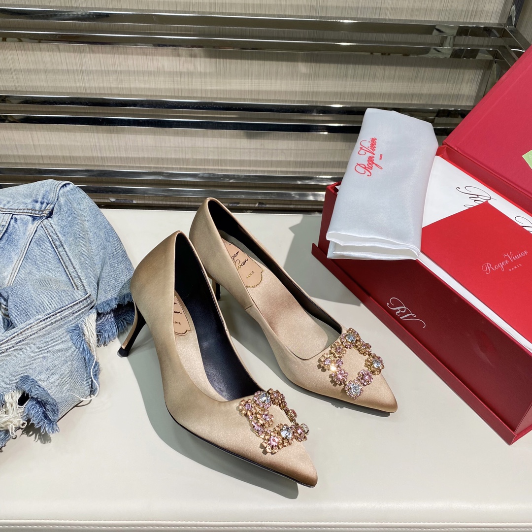 ROGER VIVER FLOWER STRASS BUCKLE PUMPS IN STAIN BEIGE RVW4141