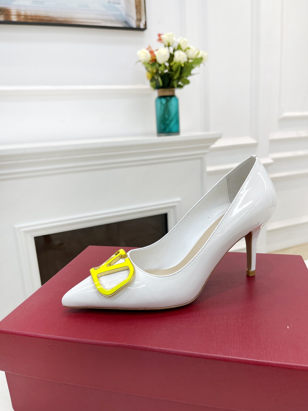 VALENTINO V BUCKLE PUMPS WHITE 1W2S0FH8LAFGF9