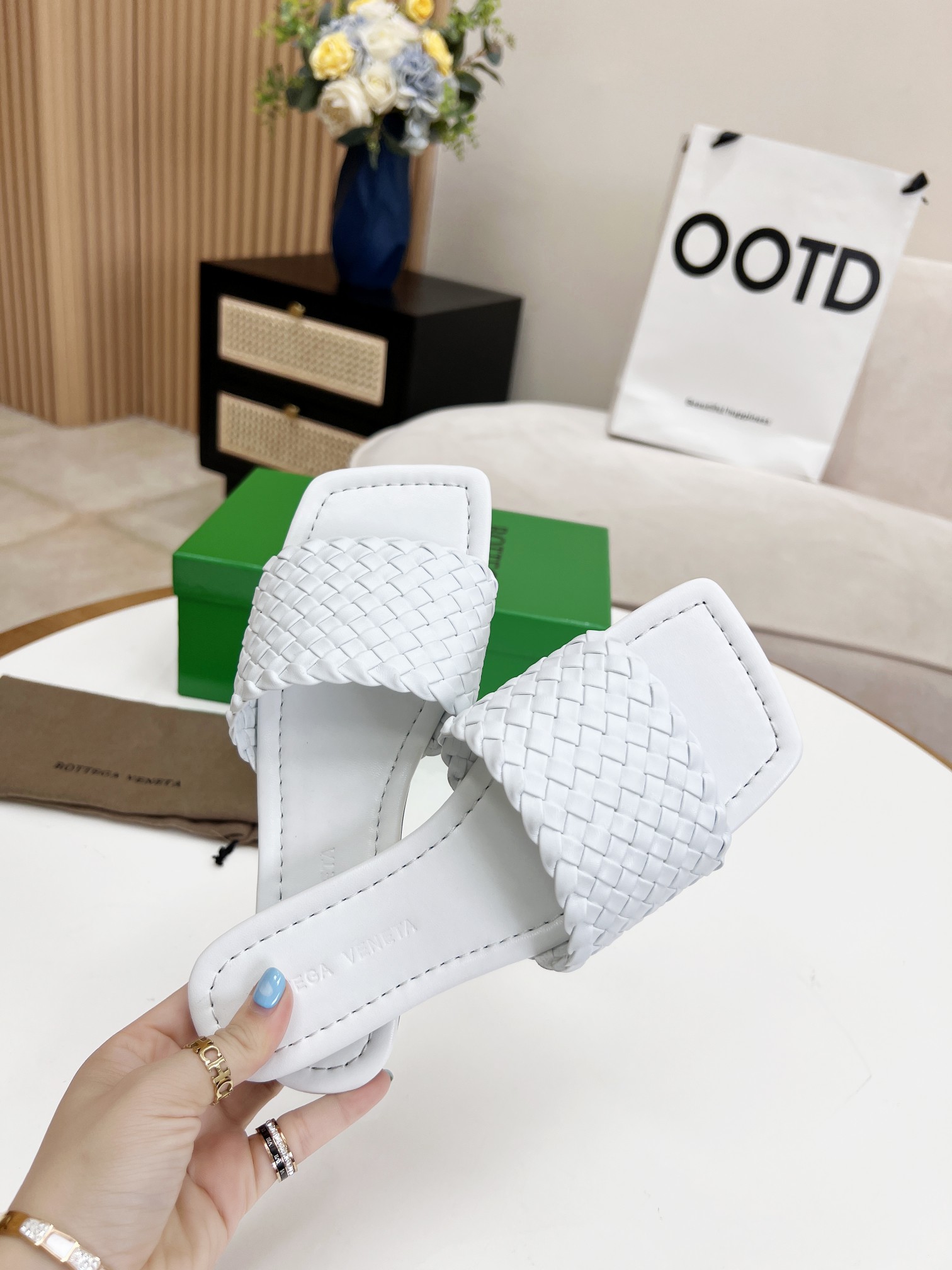 bo*te*ga Ve*ne*ta dot wave flat sandals white 708880v
