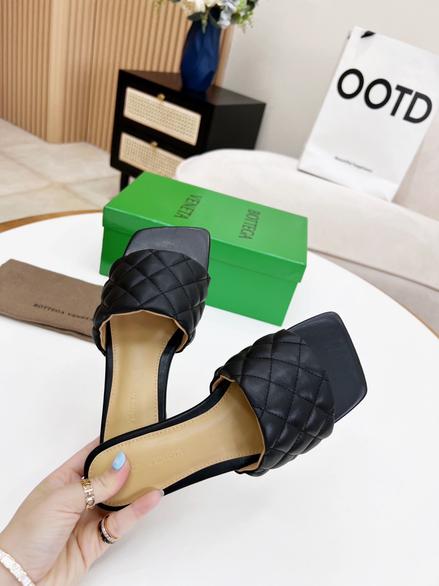 bo*te*ga Ve*ne*ta padded flat sandals black 627710v