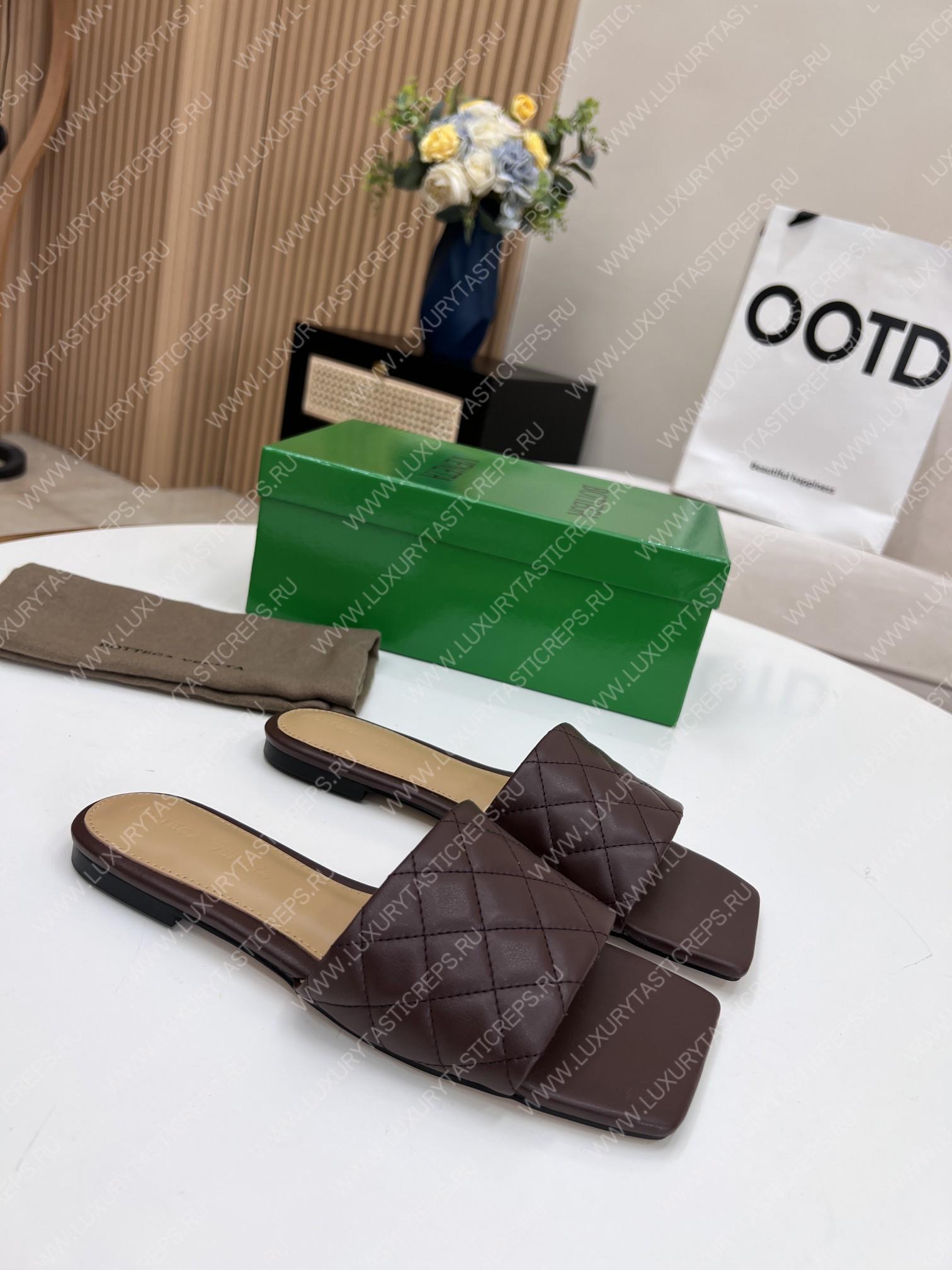 bo*te*ga Ve*ne*ta padded flat sandals burgundy 627710v