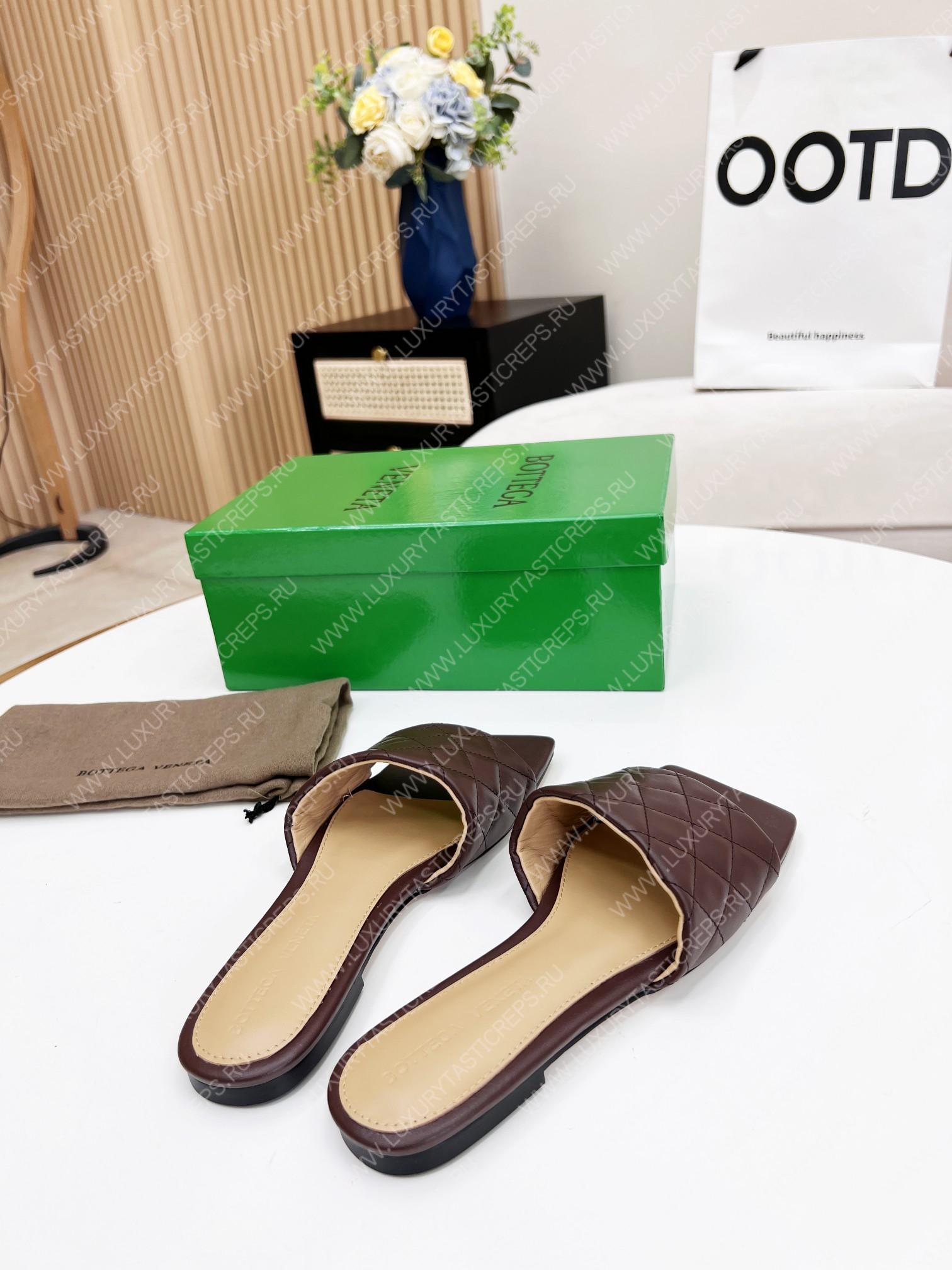 bo*te*ga Ve*ne*ta padded flat sandals burgundy 627710v