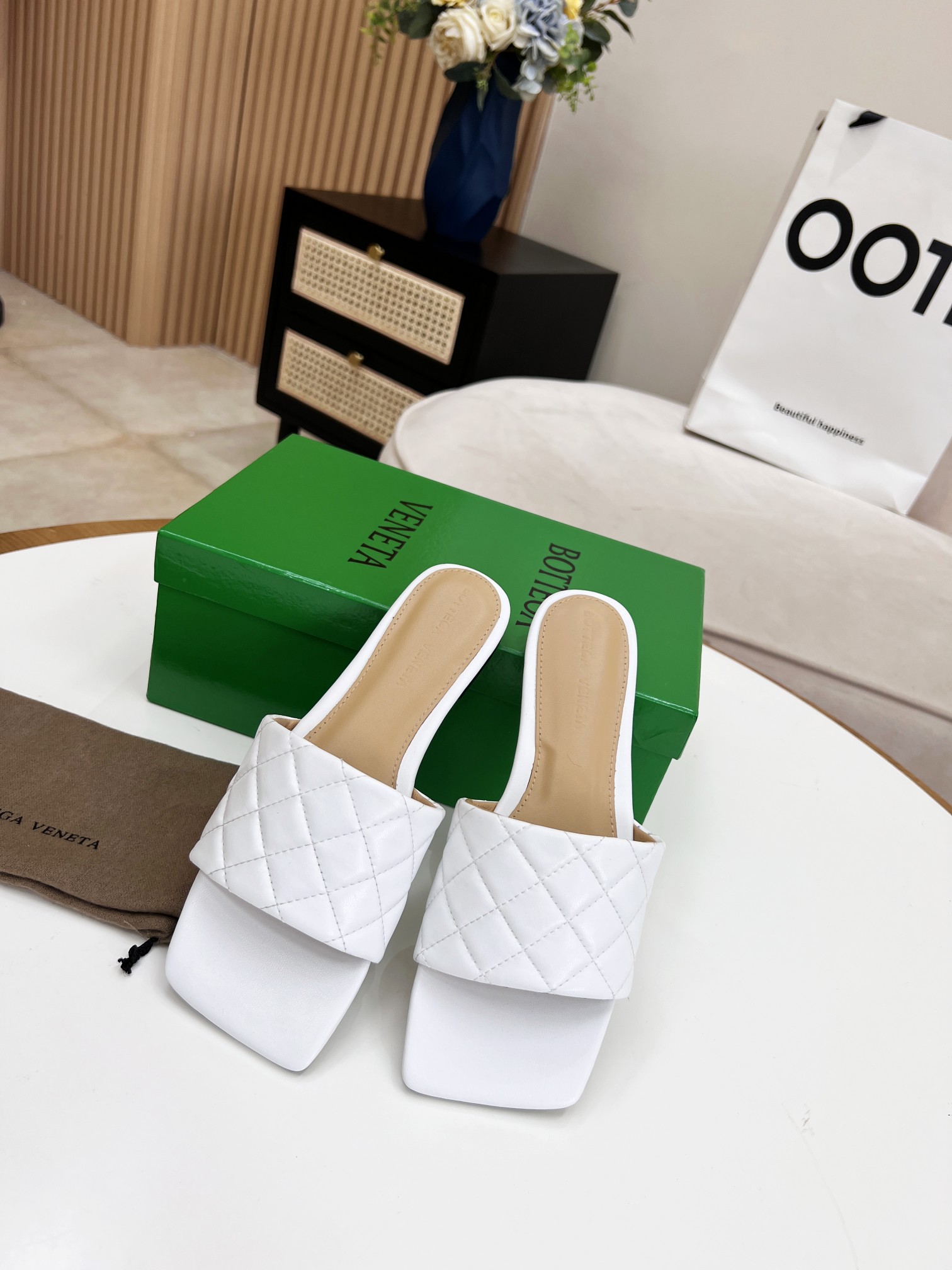 bo*te*ga Ve*ne*ta padded flat sandals white 627710v