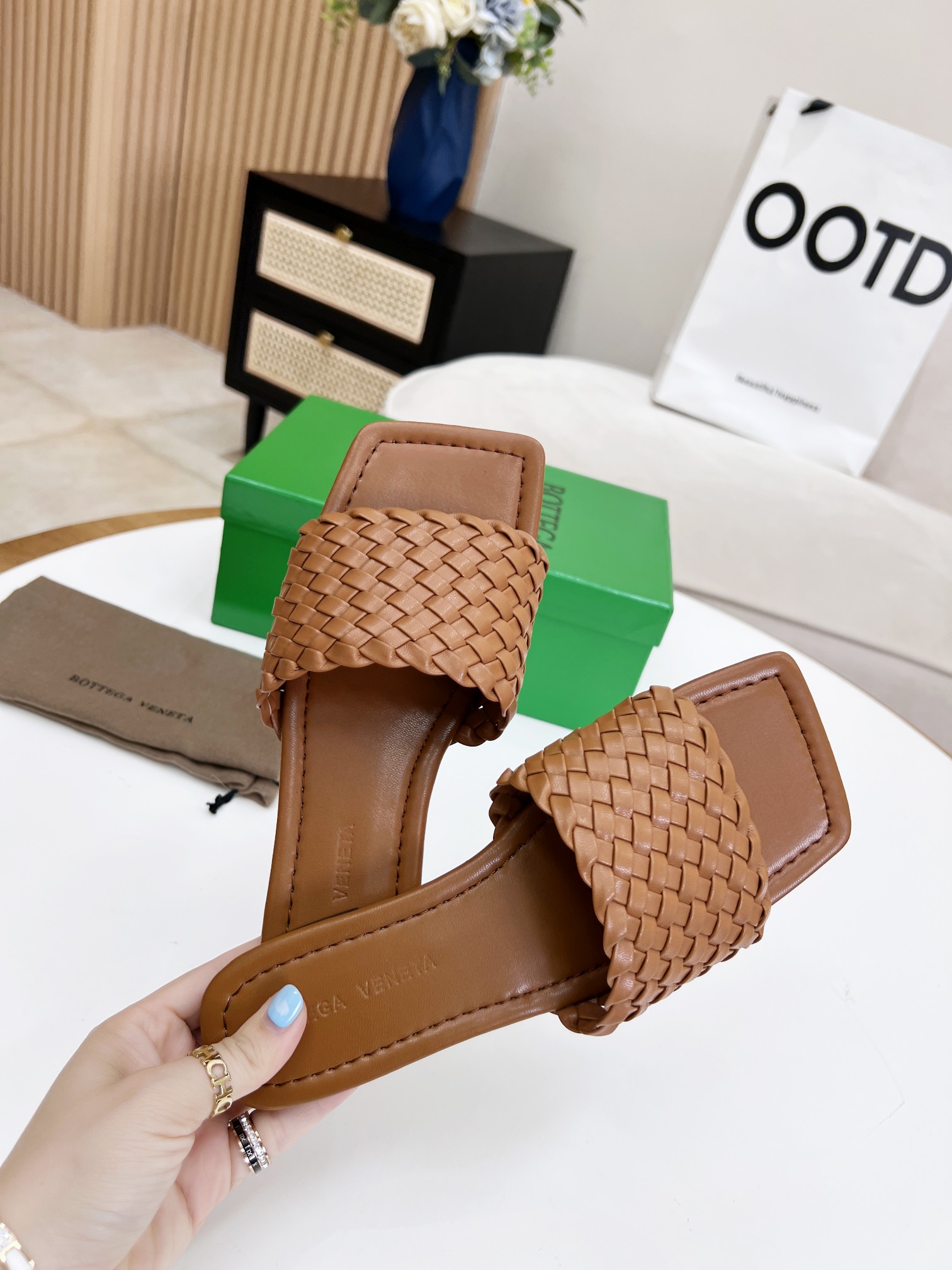 bo*te*ga Ve*ne*ta dot wave flat sandals brown 708880v