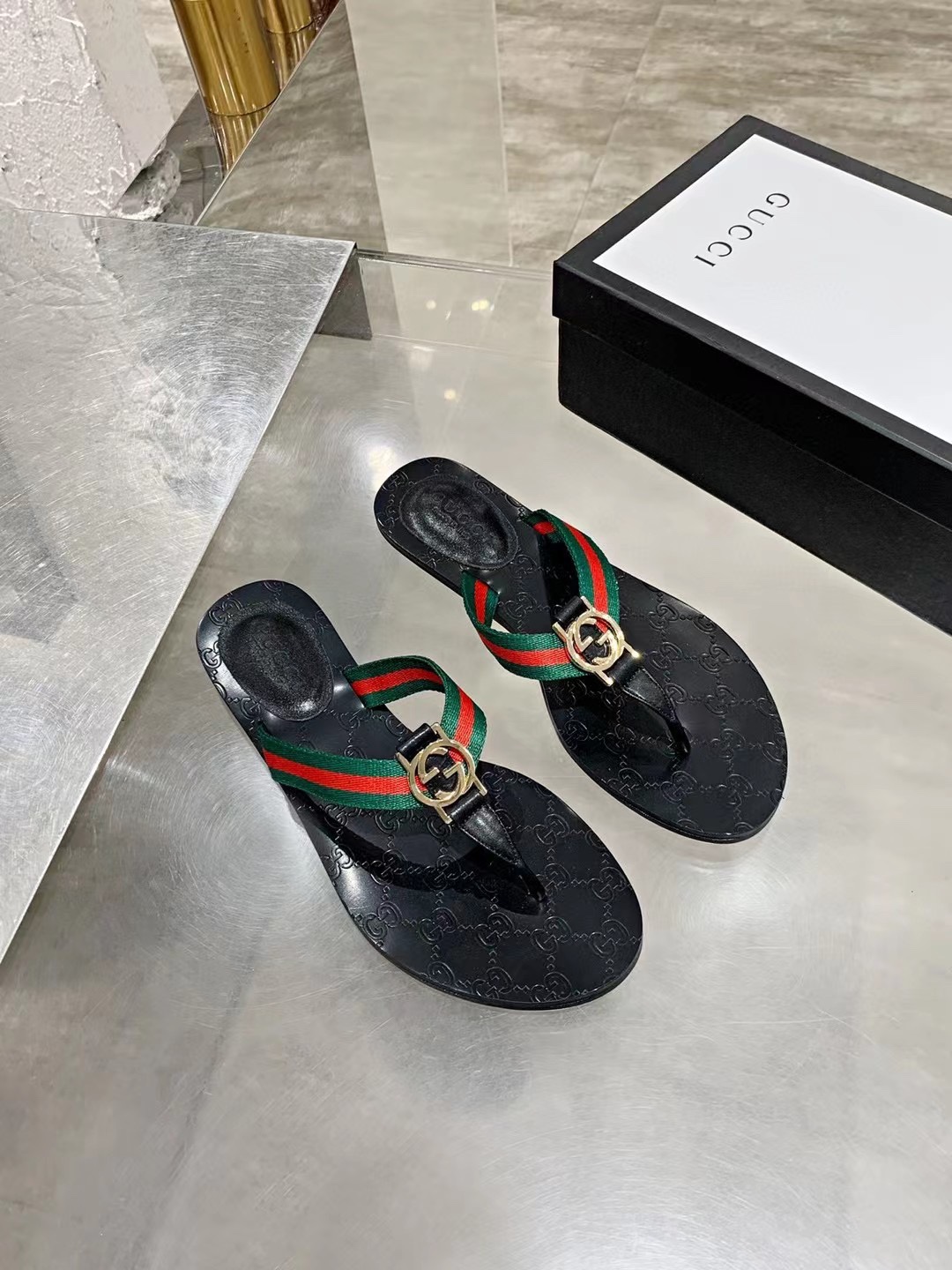 G*u*i gg black thong sandals red, green and black 612138